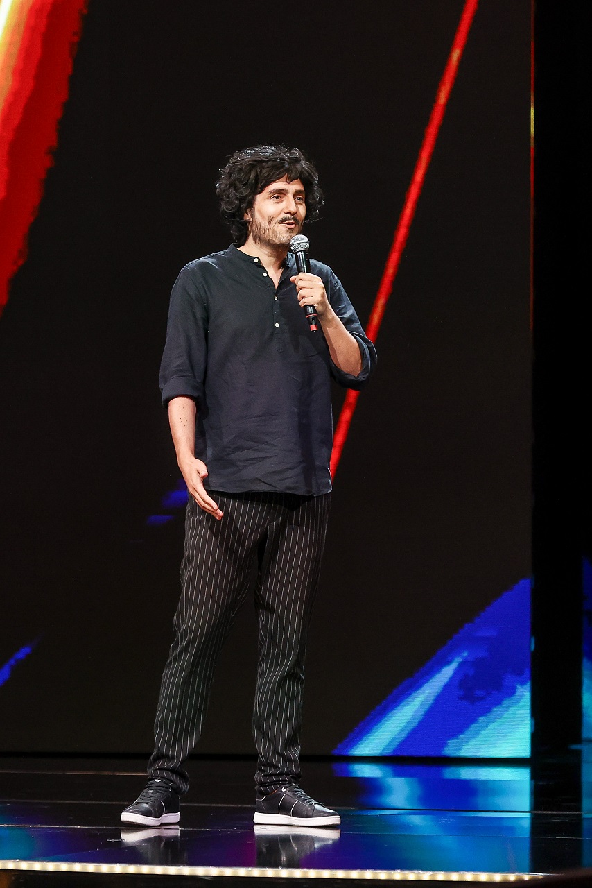 Actorul George Tănase, număr spectaculos  la „Stand-Up Revolution”. „Evident că mi-am dat seama că e cineva care-l imită perfect pe Costel”