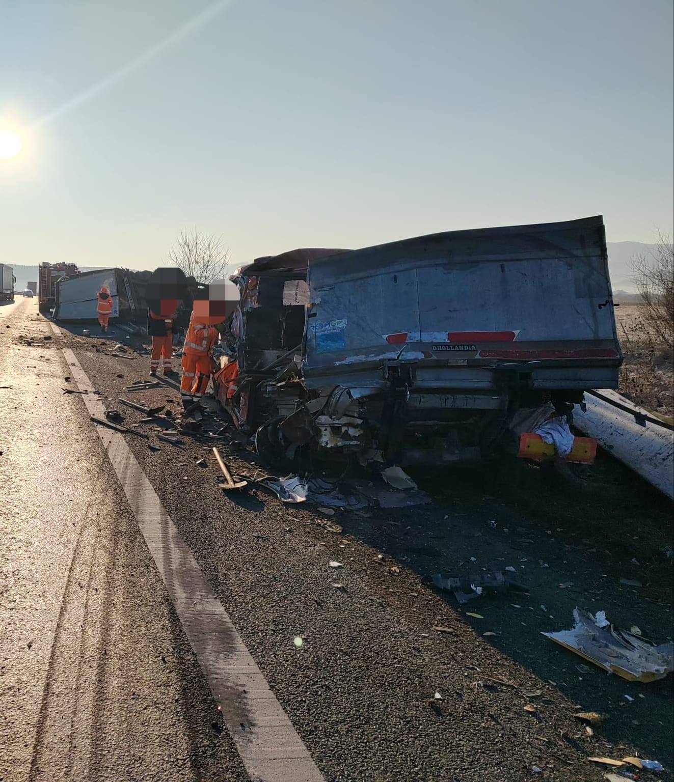 Accident rutier pe autostrada A1, pe sensul Sebeș - Sibiu. Un TIR a lovit o autoutilitară staționată pe banda de urgență