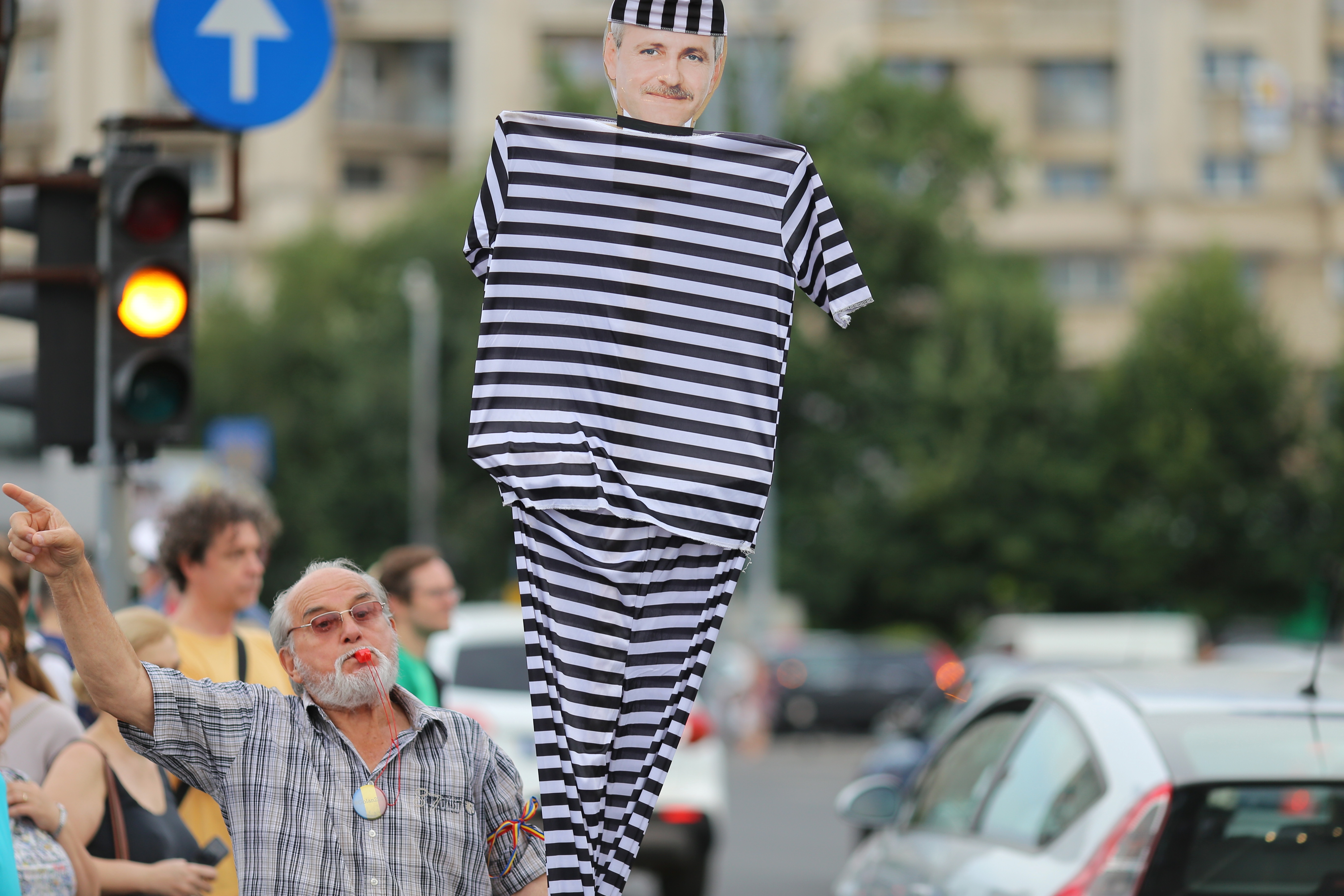 UPDATE | Marş de protest în Bucureşti. „Împreună salvăm ţară de corupţi!”. Câteva sute de oameni au strigat în ploaie: ”Nu cedăm!”
