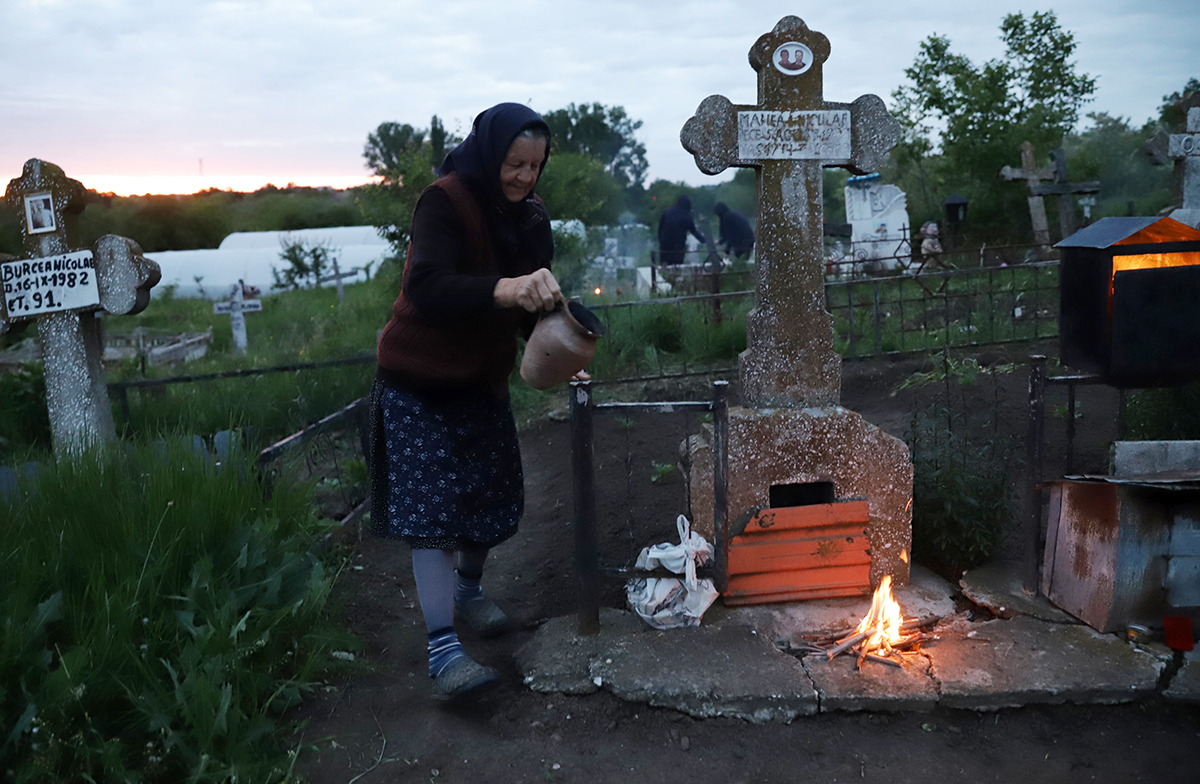 De ce aprind sătenii din Copaciu focul lângă morminte în Joia Mare. „Cu câțiva ani în urmă, aveai impresia că a luat foc cimitirul”