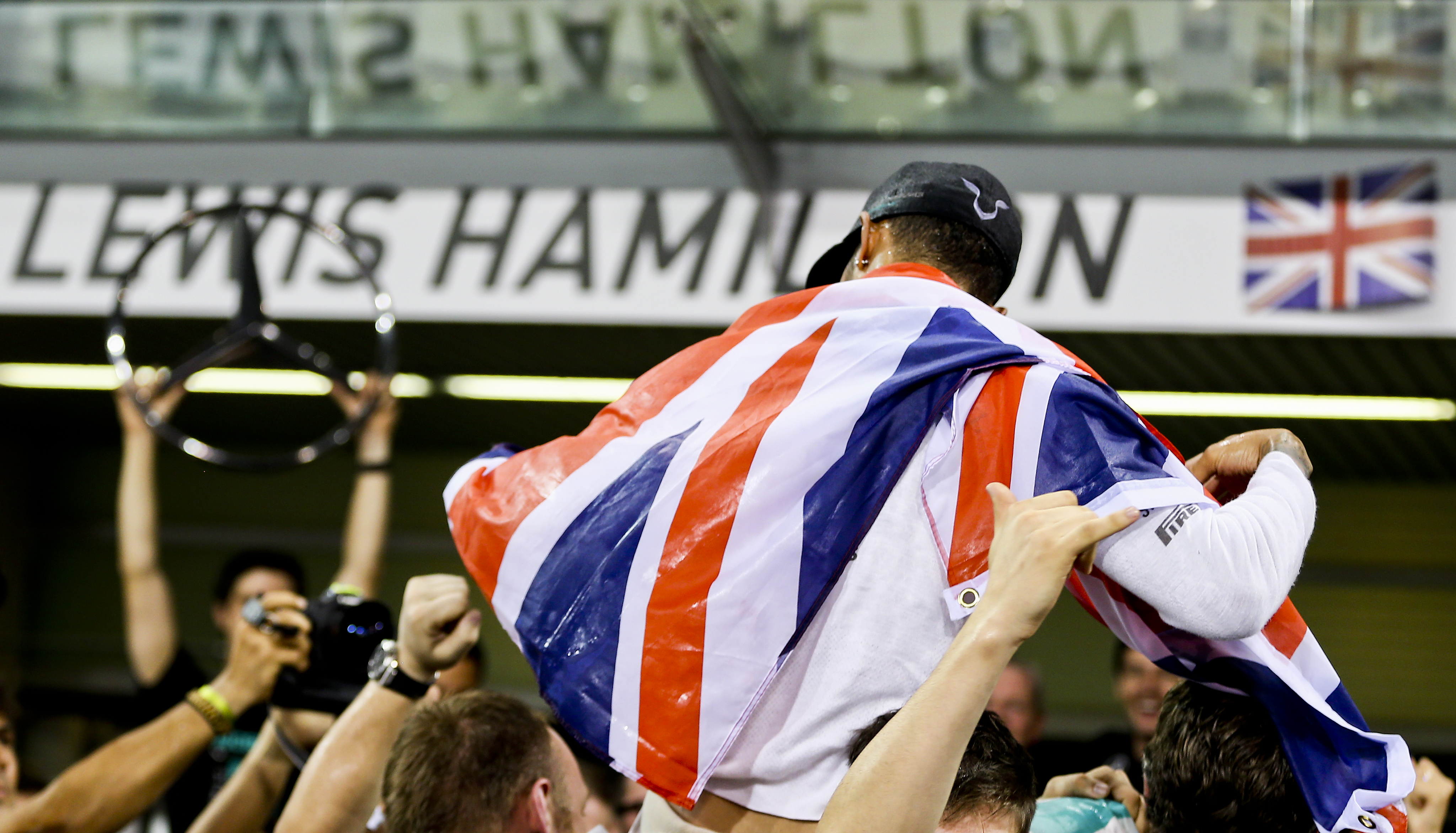 FORMULA 1 / Lewis Hamilton a câştigat titlul mondial! O maşină a luat foc!