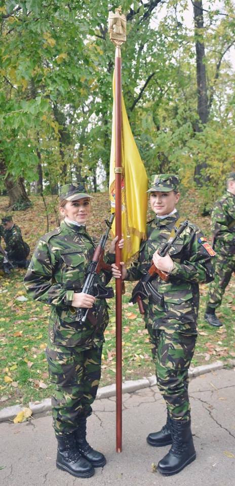 Ce frumusețe se pregătește să apare țara cu arma în mână. Studenta sexy de la MApN | FOTO