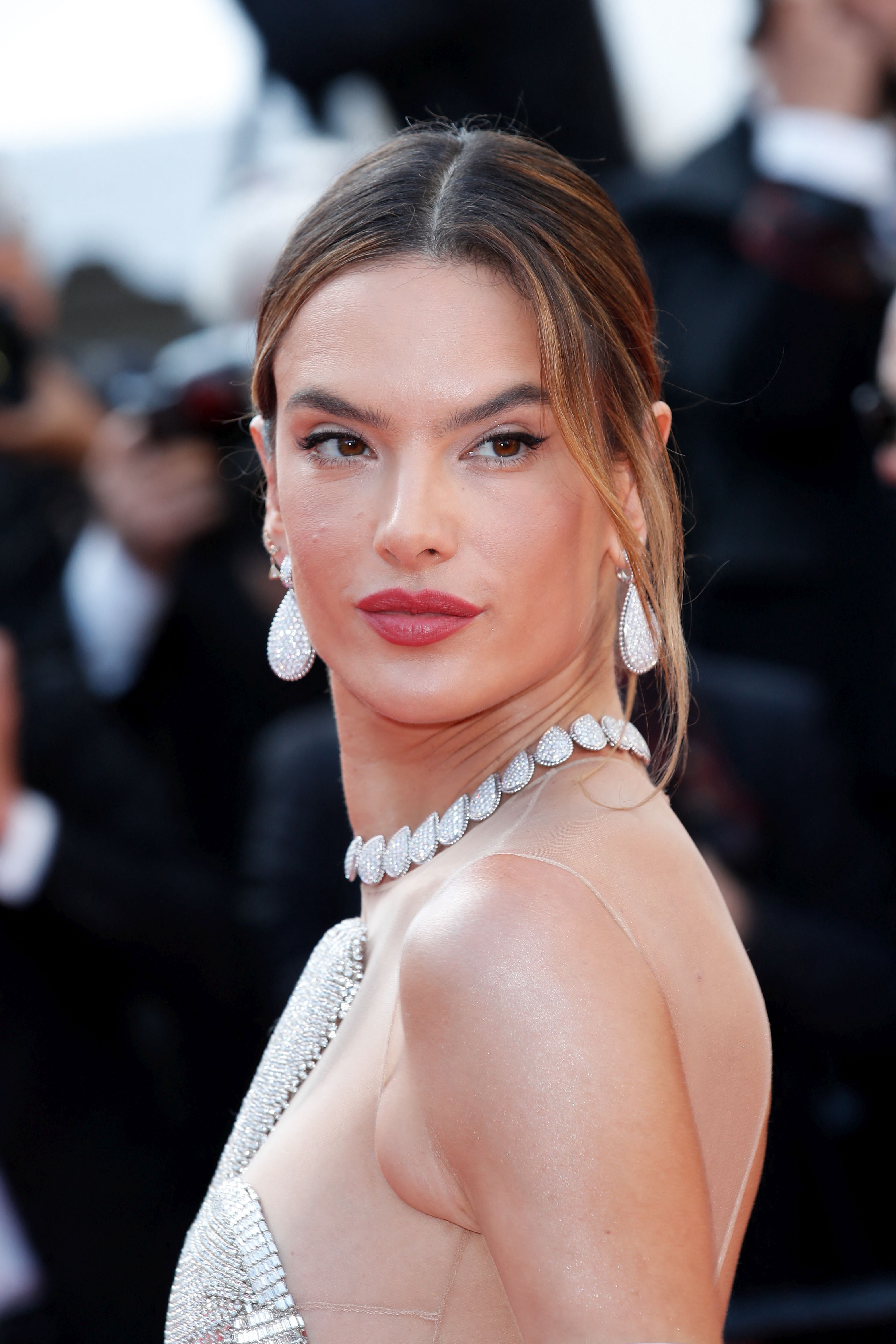 FOTO. Ținuta îndrăzneață cu care a apărut fotomodelul Alessandra Ambrosio pe covorul roșu de la Cannes. Iluzia optică din imagini