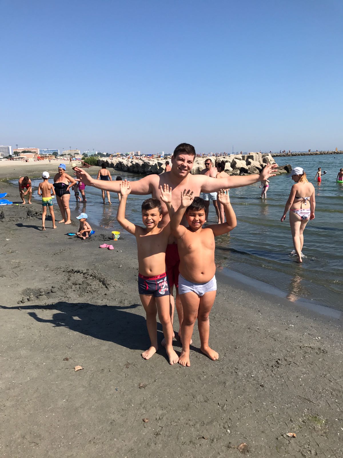 FOTO EXCLUSIV/ Silviu Prigoană, vacanță de 40 de zile cu cei doi băieți ai săi. I-a plimbat pe Eduard și Maximus prin toată Europa