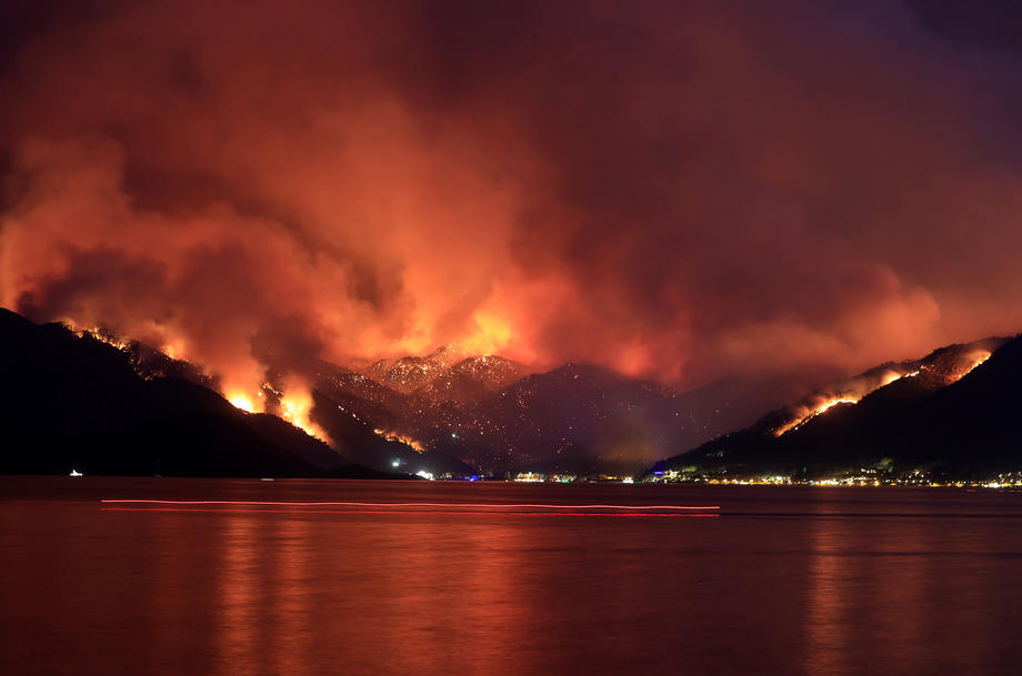„Nu am mai văzut așa dezastru”. Imagini cu incendiile devastatoare din Turcia | VIDEO