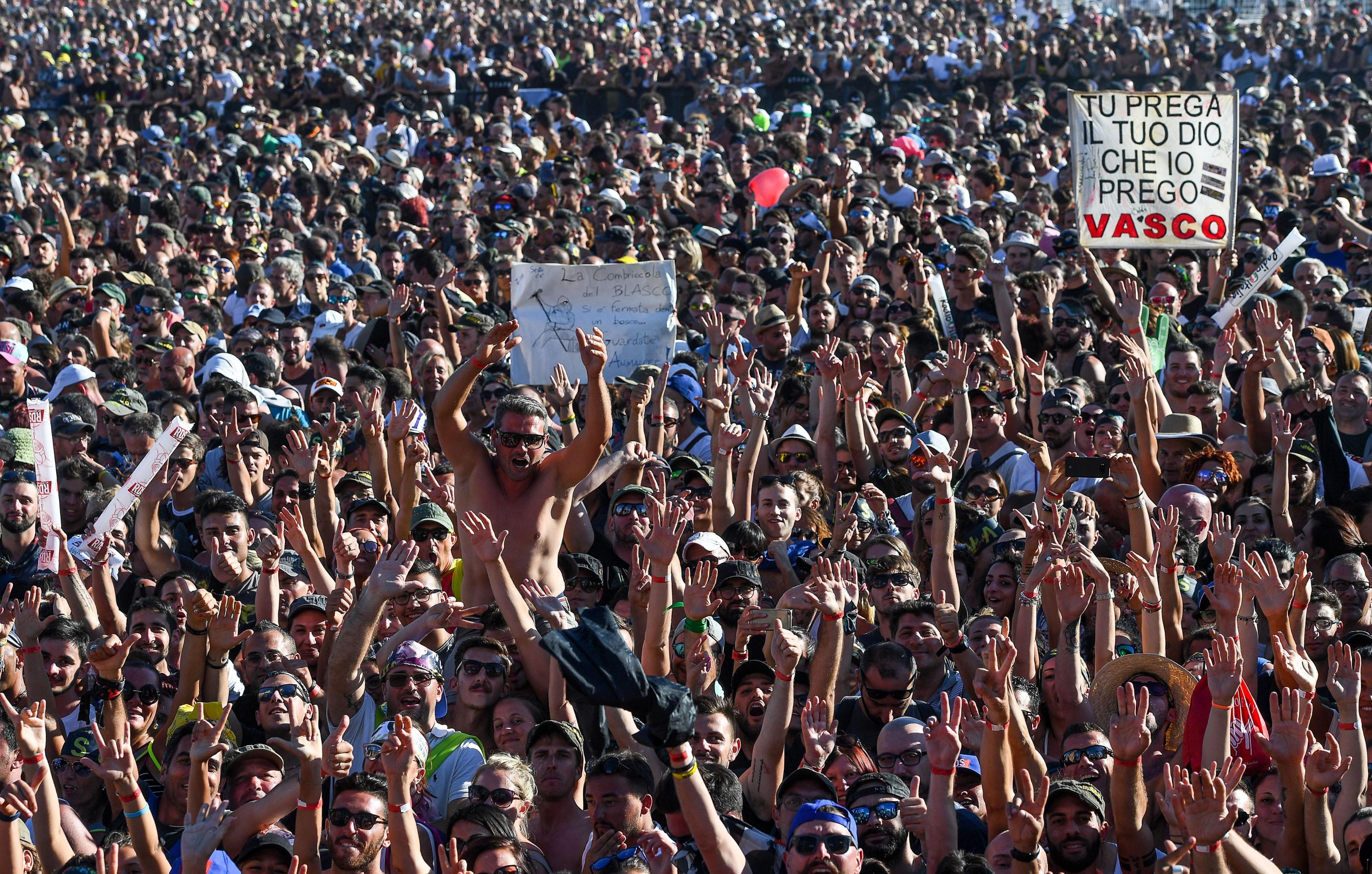 Un rocker italian a doborât recordul de bilete vândute pentru un concert. Melodia în timpul căreia femeile au rămas în sutien | VIDEO