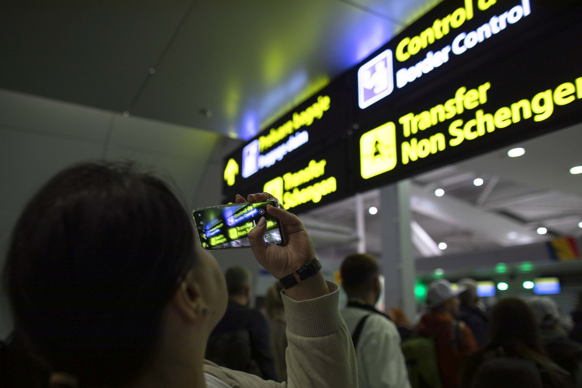 România a intrat în Spațiul Schengen aerian și maritim. Momentul în care primele persoane trec fără controlul pașapoartelor pe Aeroportul Otopeni. „Extinderea terestră va fi politică”