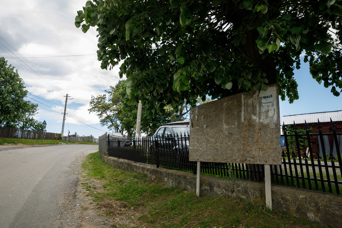 Reportaj în comuna Șotrile, în care fostul primar condamnat pentru pornografie infantilă candidează din nou. „Fata a fost de vină” vs „În ce lume trăim?”