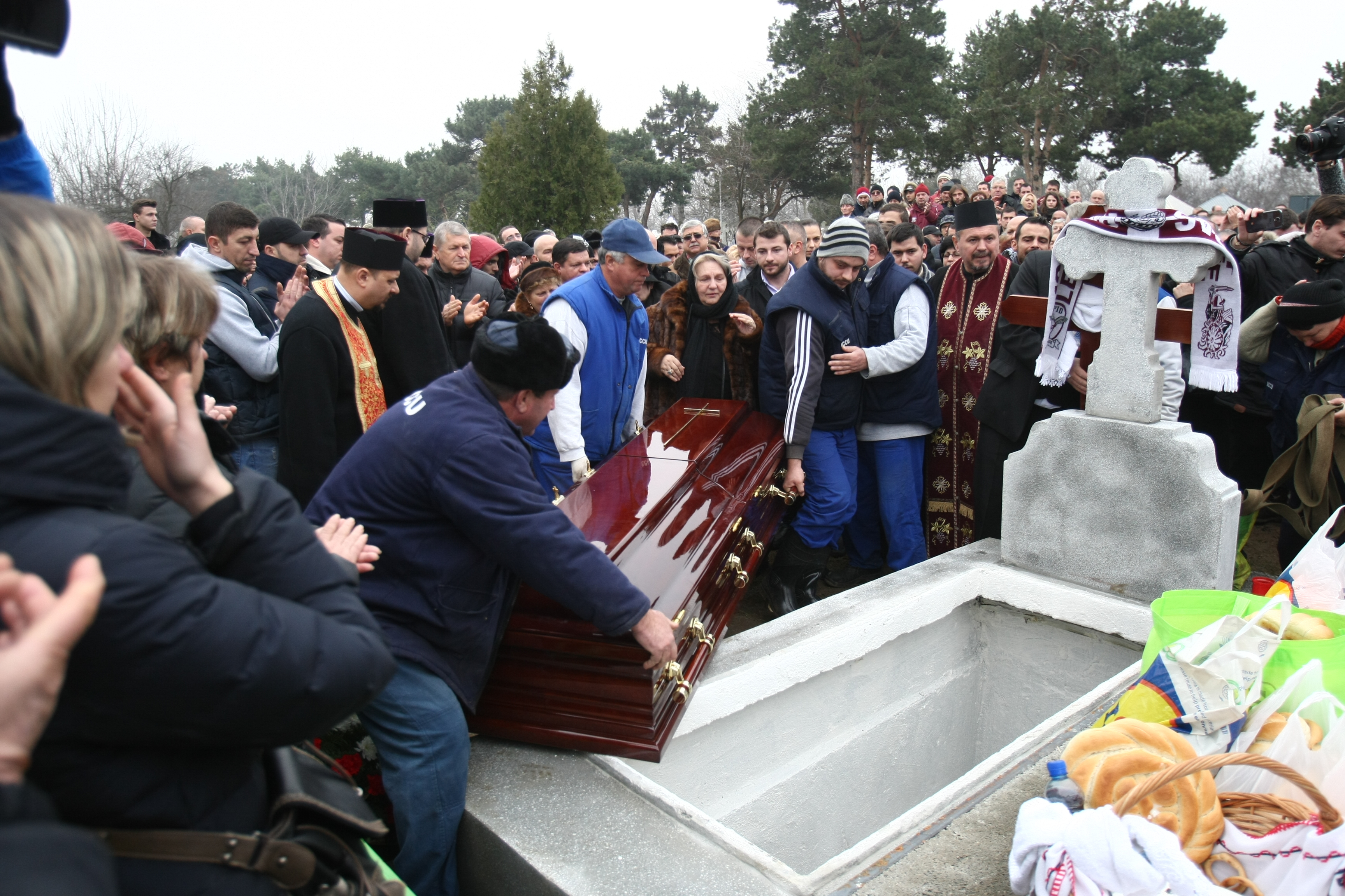 Imaginile DURERII de la înmormântarea lui Nae Manea! Discursul lui Vadim