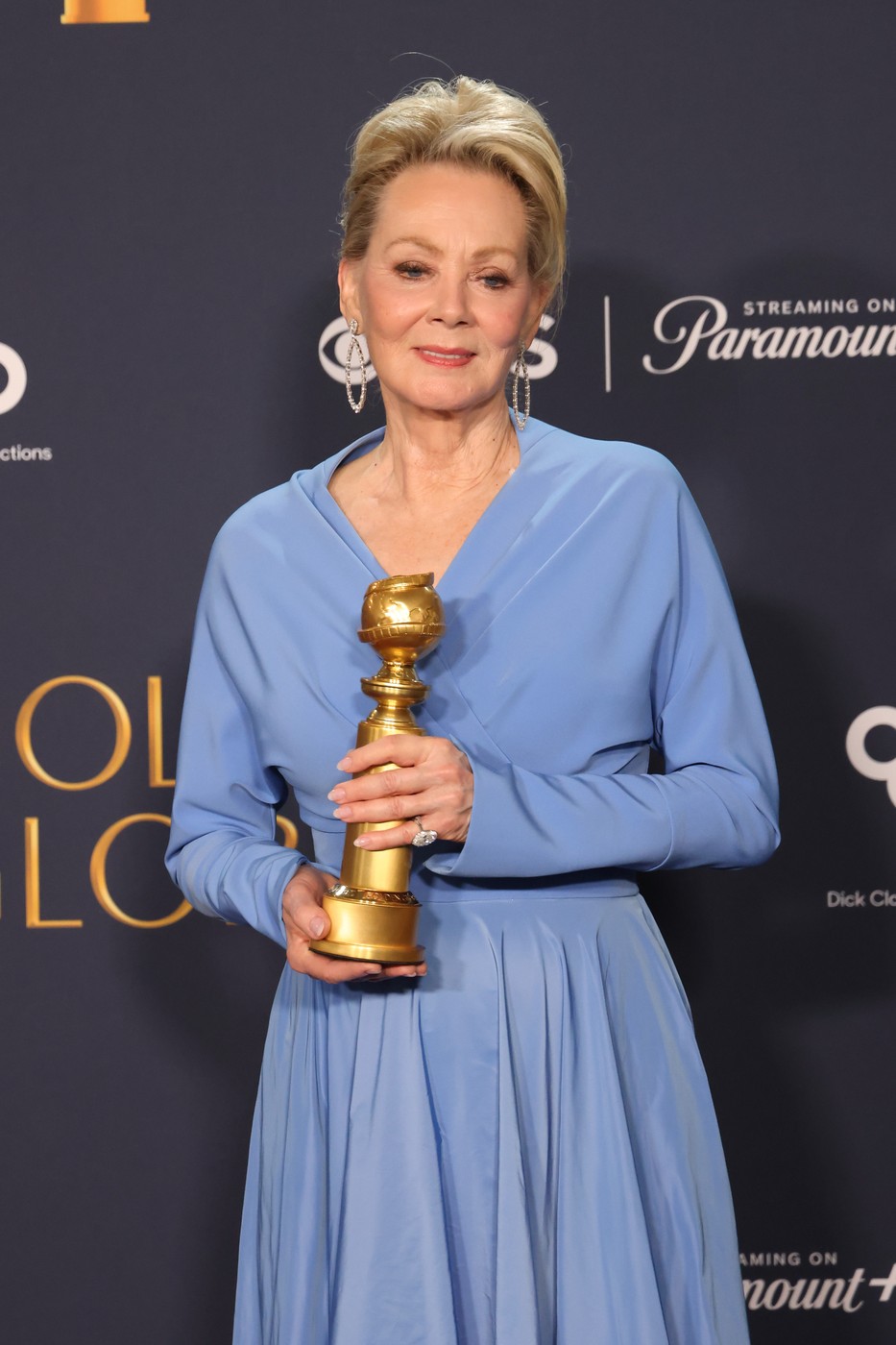 Jean Smart, câștigătoare a Globului de Aur 2025, a purtat pe covorul roșu o ținută creată de un designer român. Cât costă rochia
