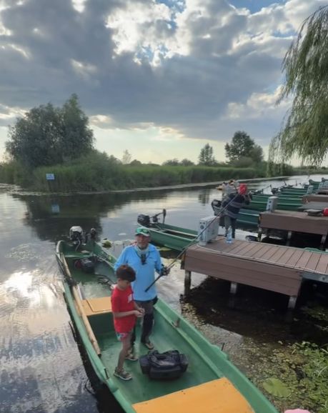 Imagini cu Rareș Cojoc și fiul său în Delta Dunării. Ce experiență a trăit Ioachim la pescuit