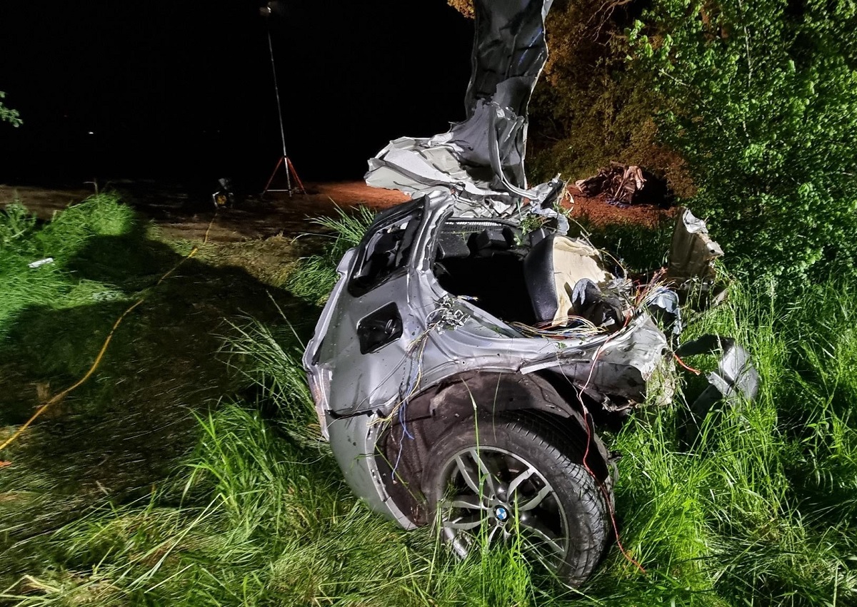 BMW X3 imposibil de recunoscut după ce s-a rupt în două și a luat foc. Un tată și fiul lui de 12 ani au murit în accidentul din Germania