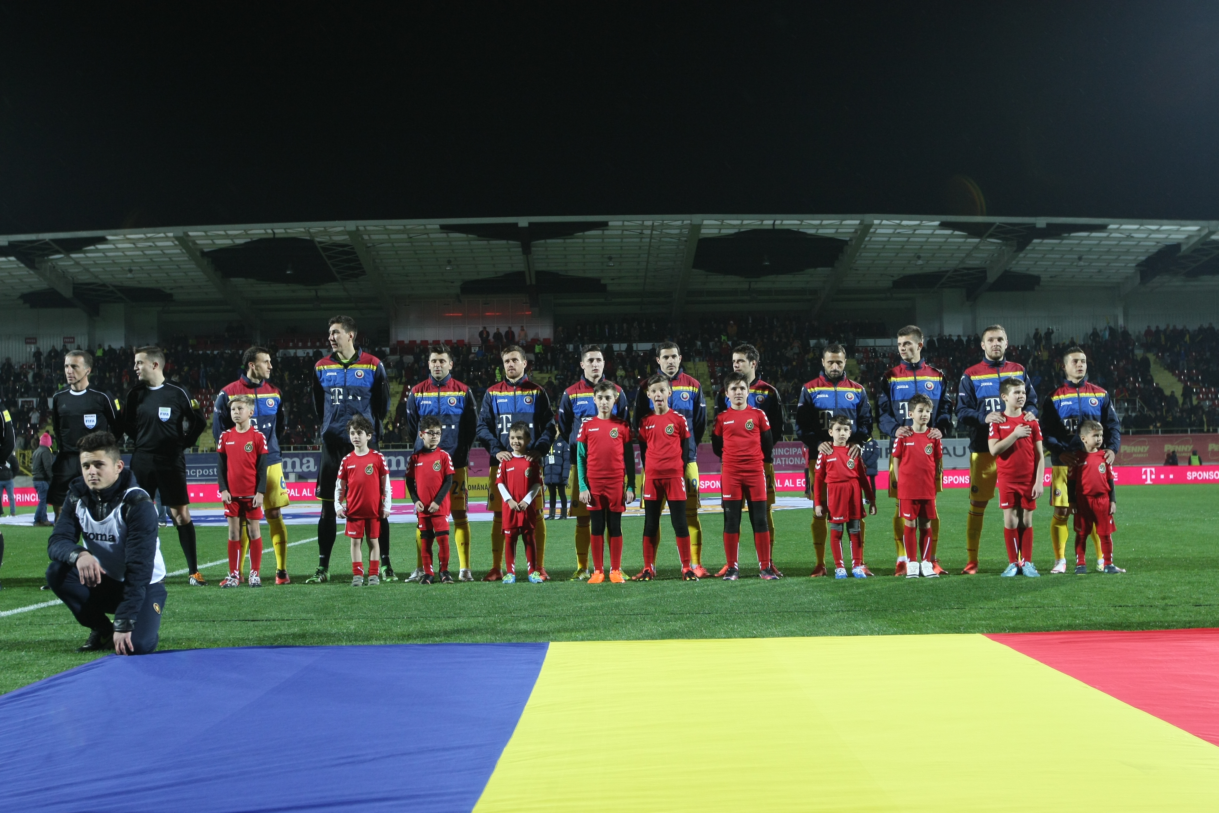 România - Lituania 1-0. Puiule, el e Dumnezeul tău! Selecționerul a pupat icoane, fiind salvat de debutantul Nicușor Stanciu, un jucător despre care spunea că nu l-a impresionat în tricoul Stelei!