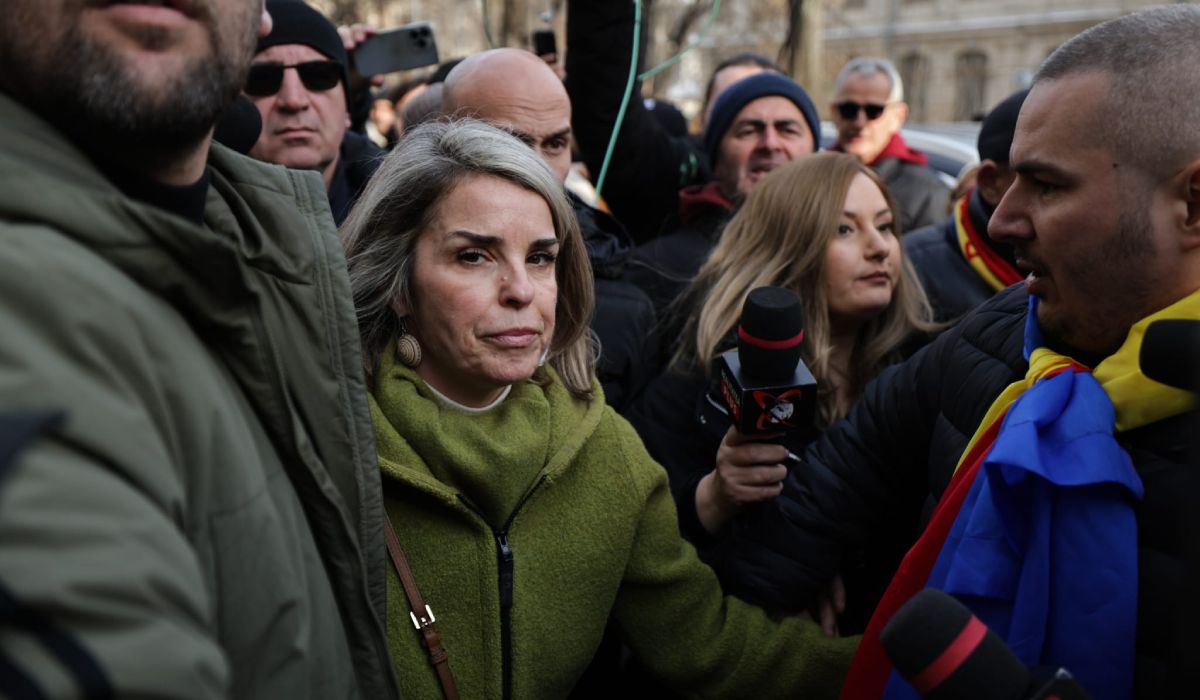 Unul dintre bodyguarzii Cristelei Georgescu a venit la protest cu o armă de foc neletală, pe care nu avea dreptul să o poarte la adunări publice