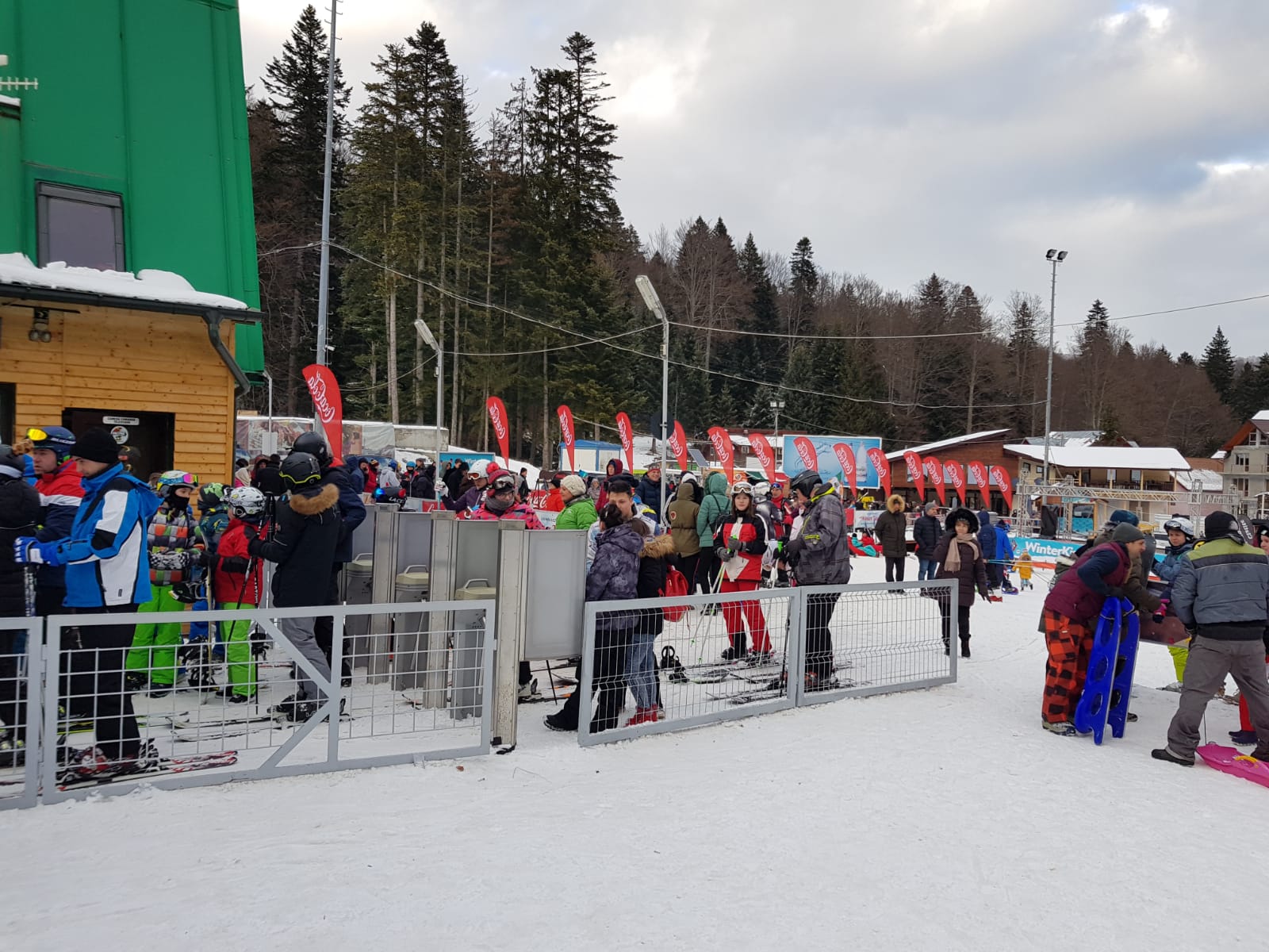 FOTO/ Pârtiile de pe Valea Prahovei au fost arhipline în primele zile ale noului an. La Azuga, încep taberele de schi pentru copii