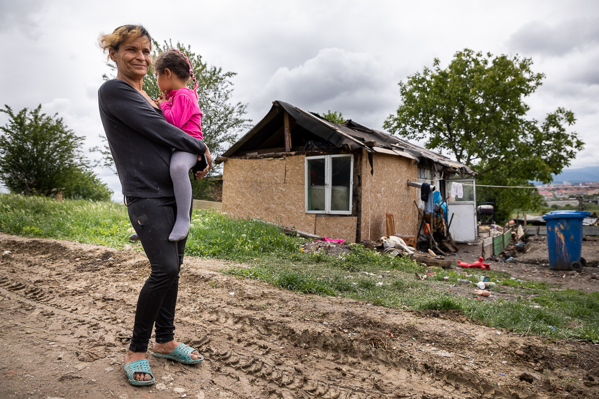 Monica Şamu trăieşte de-o viaţă în favela Sibiului şi speră ca măcar nepoata ei să aibă parte de “condiţii mai bune”. Promisiunea uitată a preşedintelui