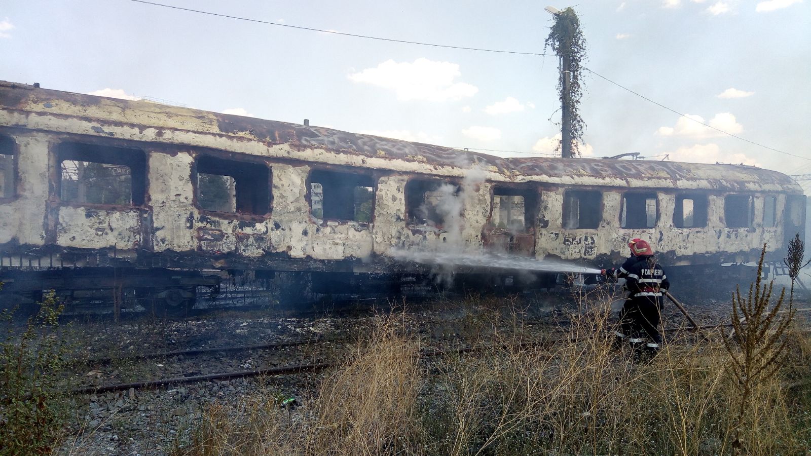 UPDATE: Incendiu în Gara Basarab, la un vagon dezafectat. Pompierii au stins flăcările - FOTO