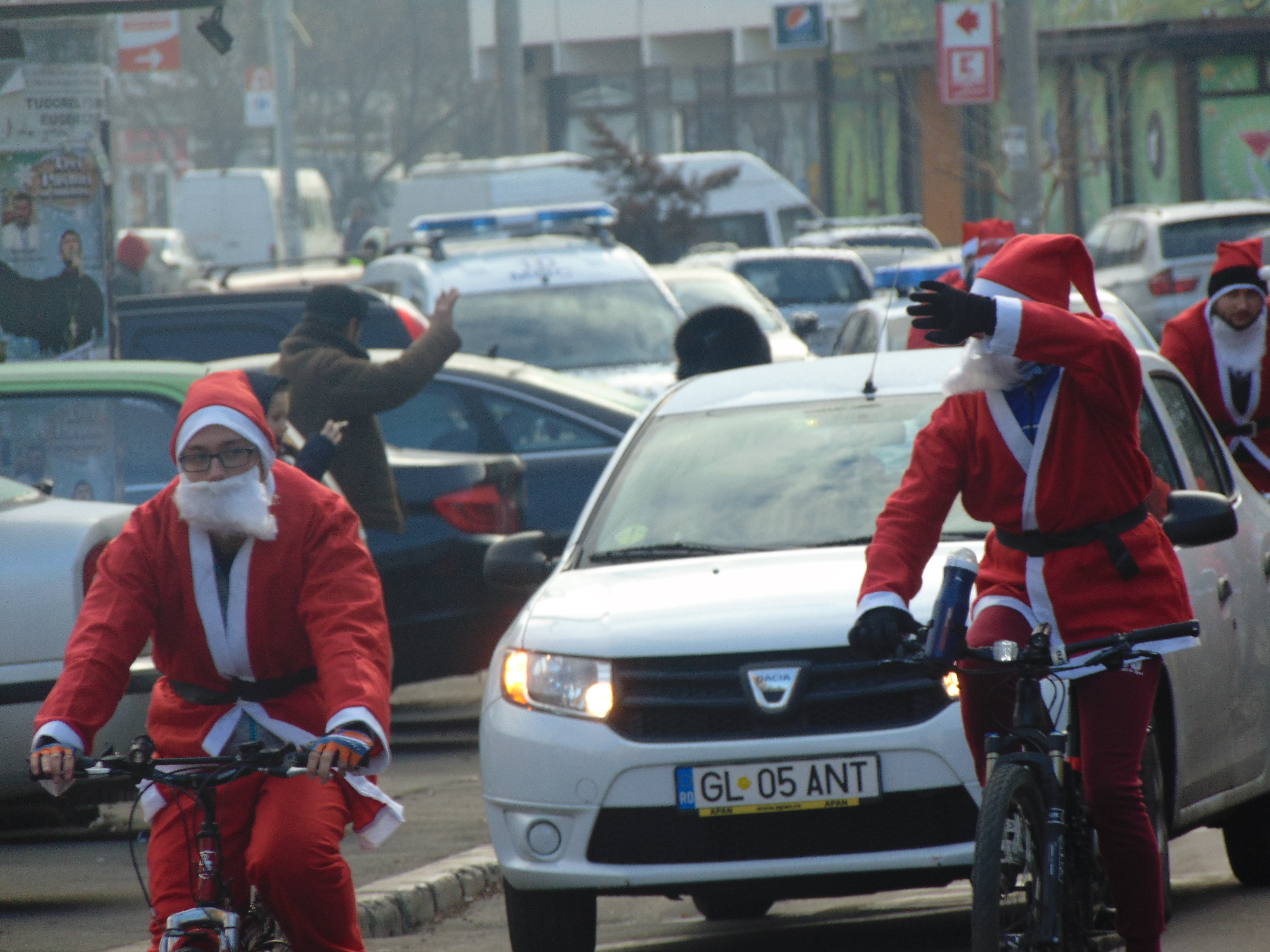 Moș Crăciun a dat sania pe bicicletă și a împărțit dulciuri celor mici. Pe unde se plimbă ciclo-moșii /GALERIE FOTO