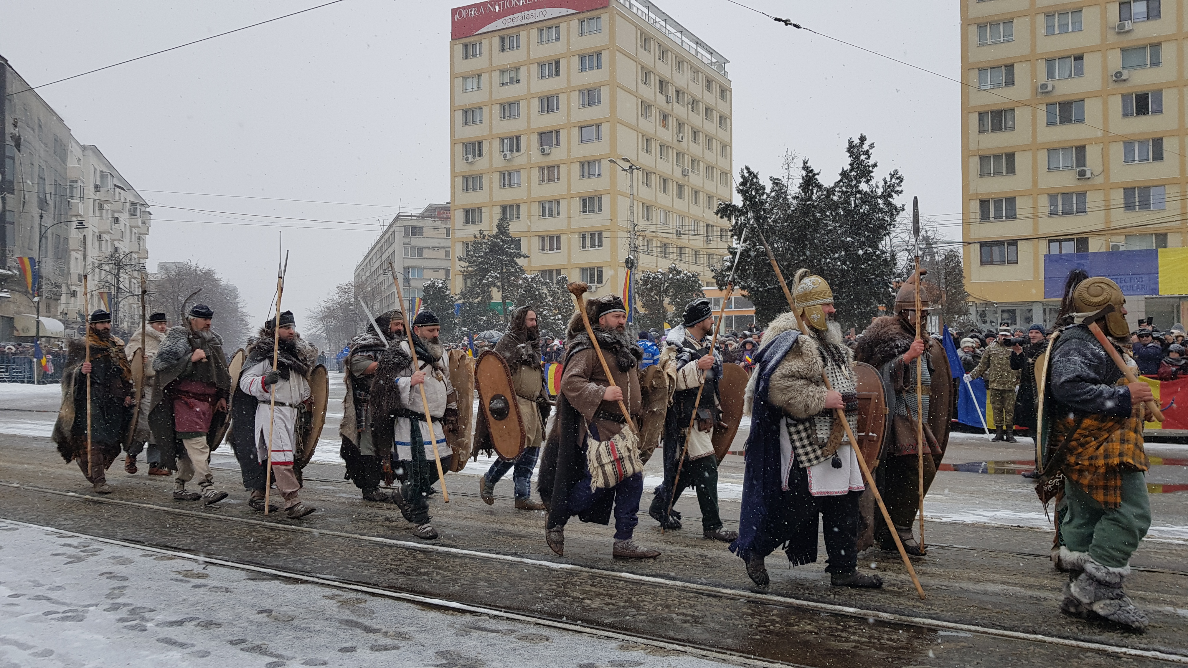 VIDEO&FOTO/ Ninsoare abundentă, huiduieli și discursuri anoste la Iași, în ziua Micii Uniri