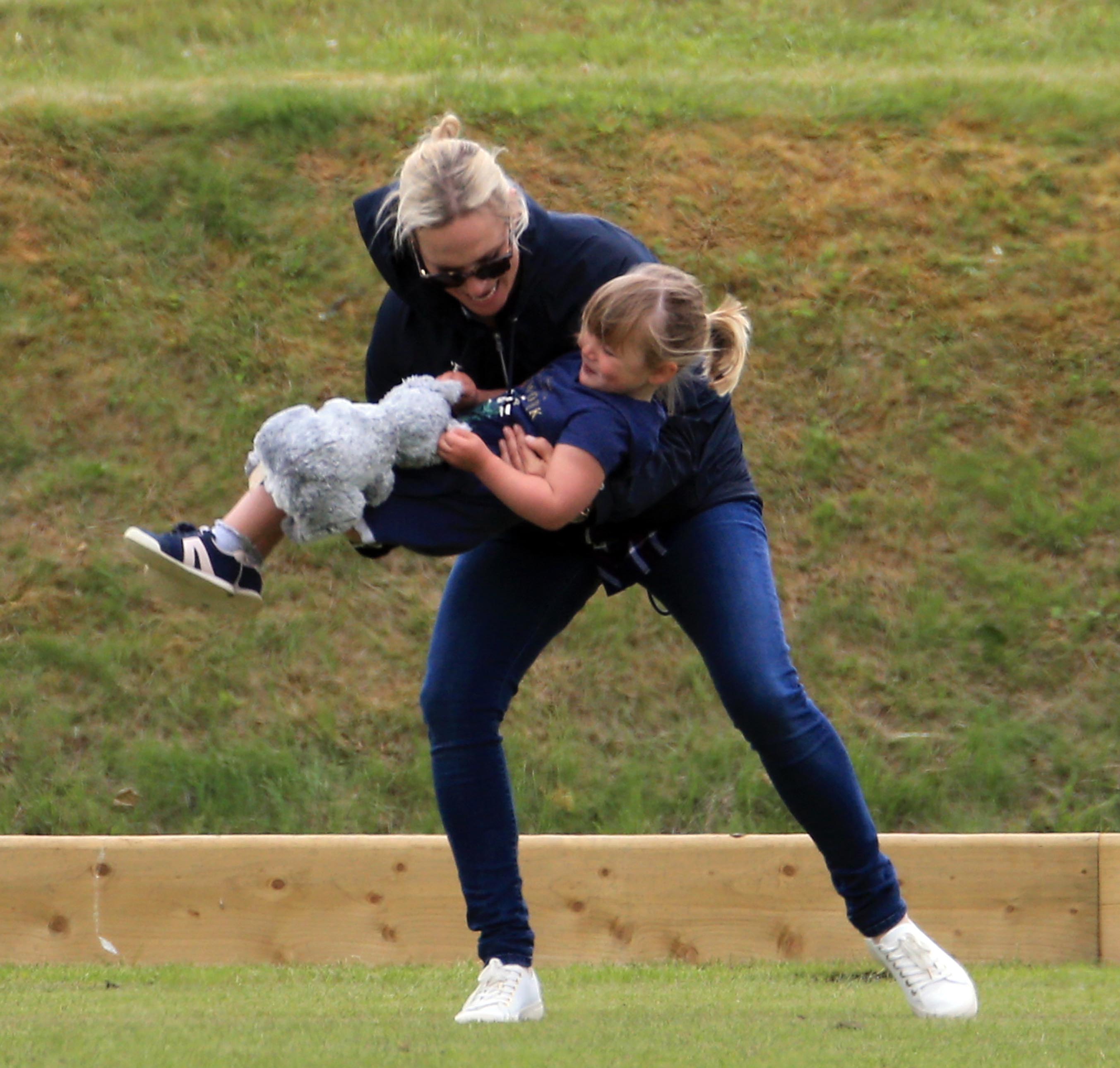 FOTO | Zara Tindall, nepoata reginei Elisabeta a II-a, a născut o fetiță