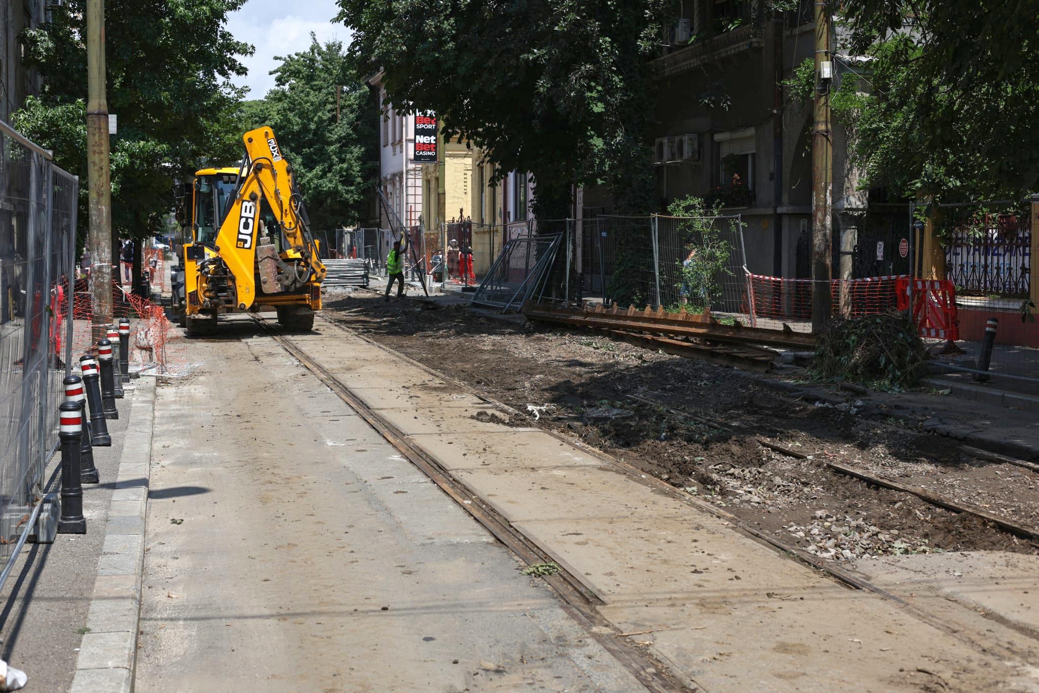 „Haos total! Tremură casa când trec utilajele”. Am mers pe șantierul STB să vedem cum se lucrează la schimbarea liniilor de tramvai