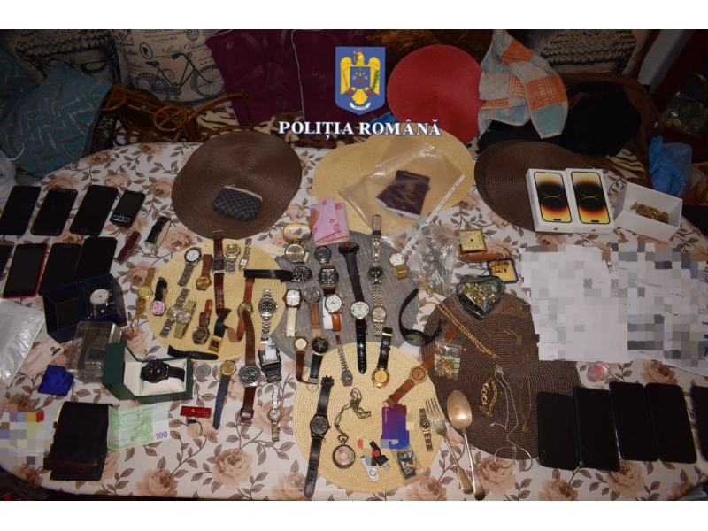 Percheziţii în Marea Britanie şi în trei județe din România, la persoane bănuite că au furat bunuri de 140.000 de euro. Doi bărbați, reținuți