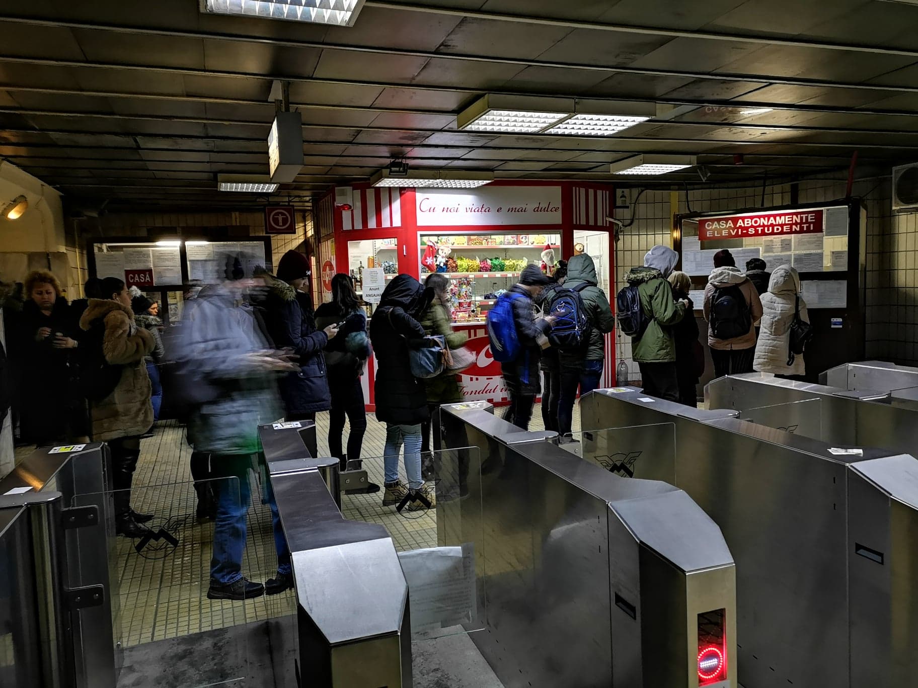 FOTO | Cozi uriașe pentru abonamente reduse la metrou! Elevii cer să se ia măsuri urgente