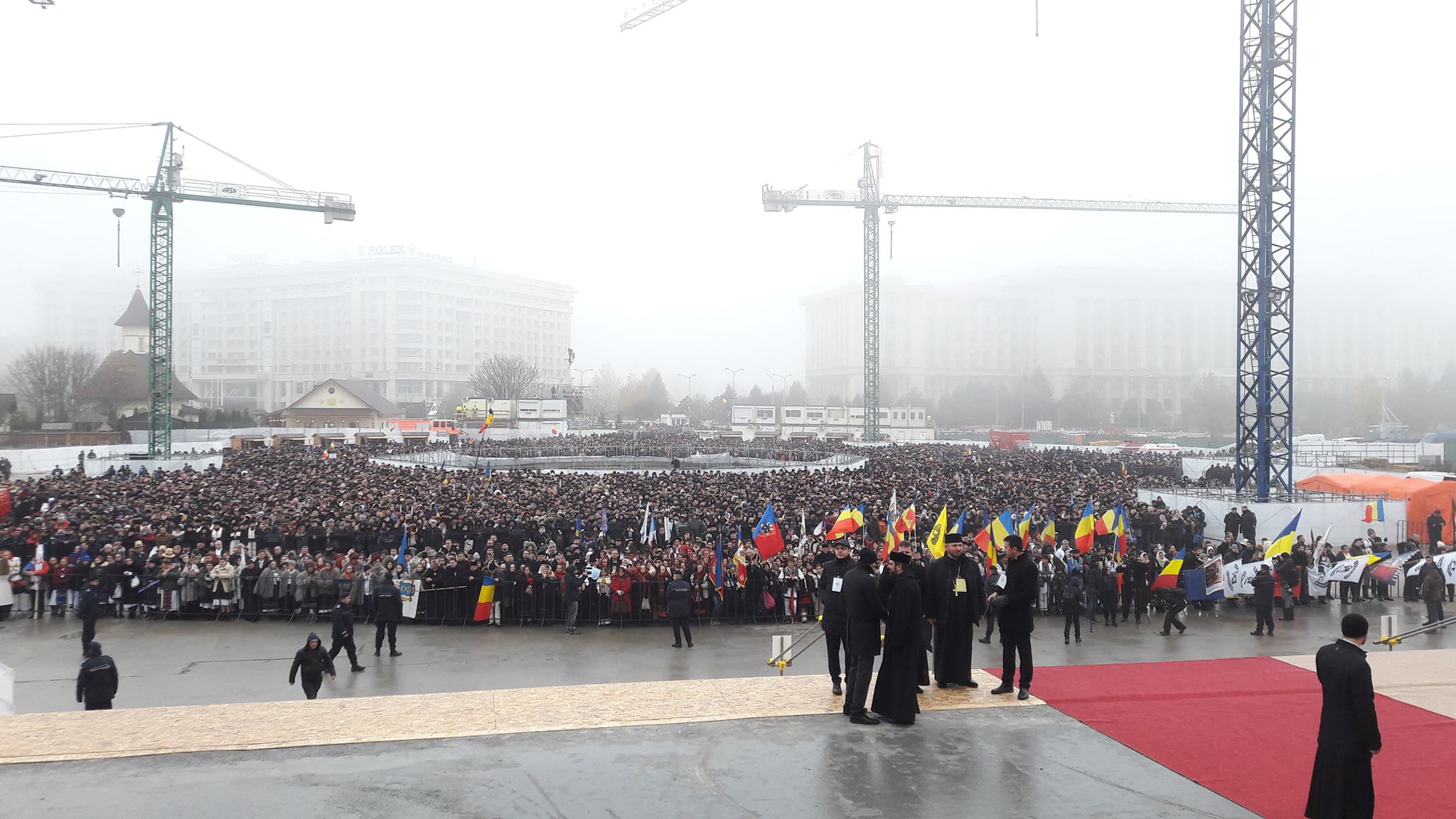 FOTO&VIDEO/ Imagini de la slujba de sfințire a Catedralei Mântuirii Neamului. 100 de preoți și zeci de mii de credincioși participă la evenimentul istoric