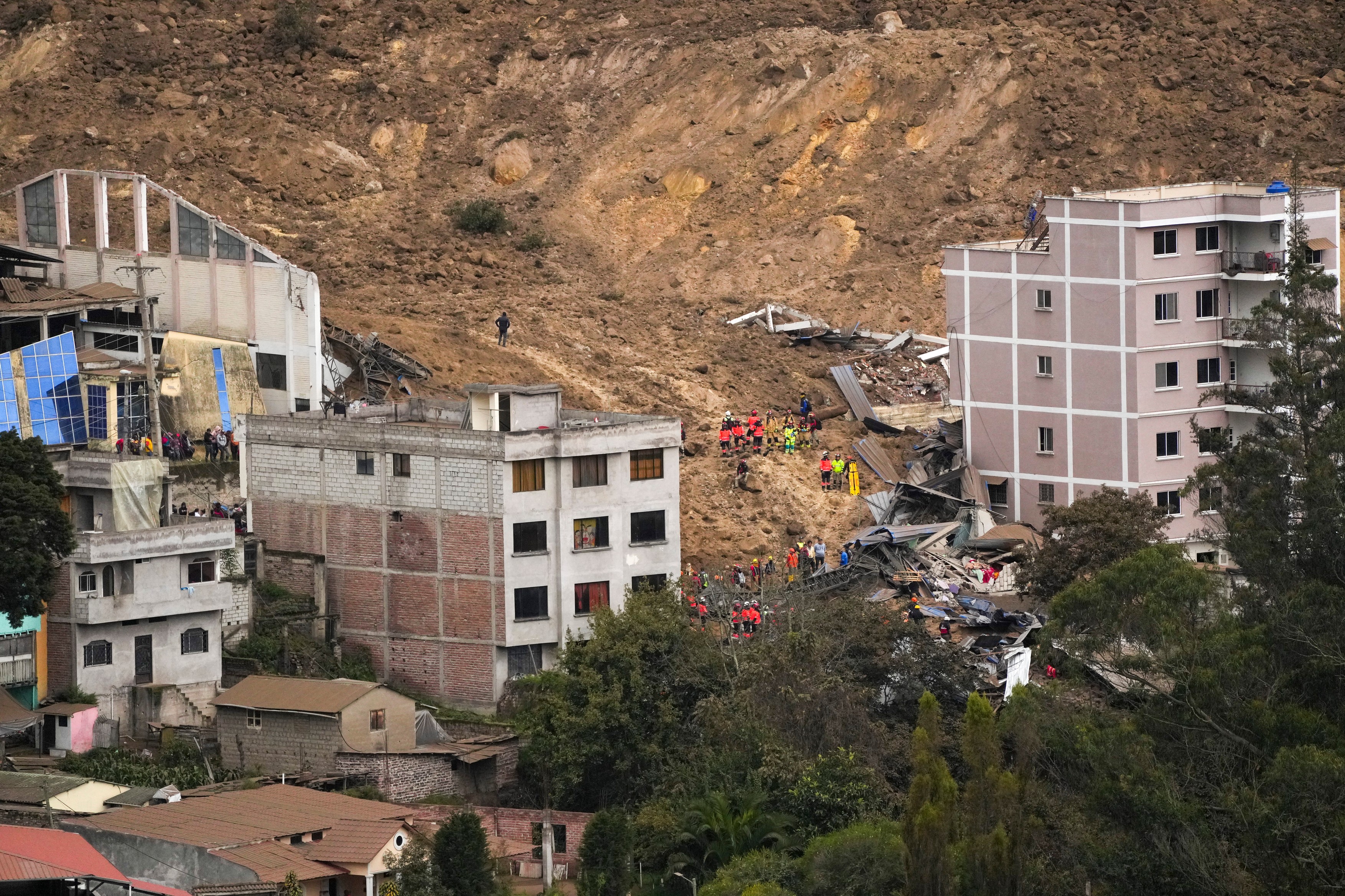 Alunecare masivă de teren în Ecuador. Zeci de case, înghițite de pământ - VIDEO