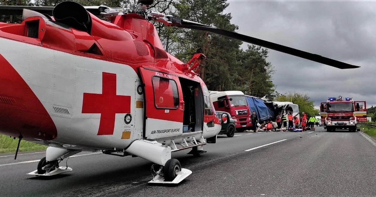 Șofer român de TIR șocat când a coborât din cabină, un autocar a intrat în camionul lui cu 100 km/h, în Slovacia. Un mort și 59 de răniți