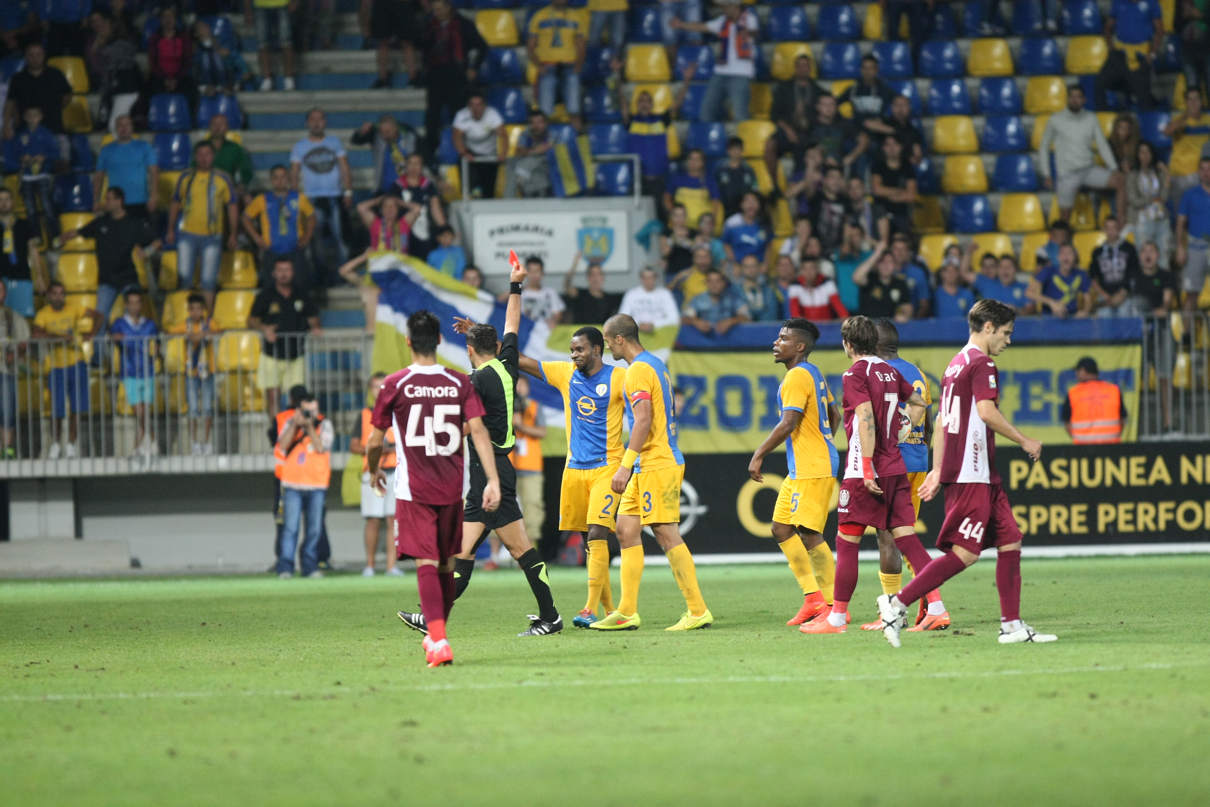 FOTO/ SCANDAL pe teren şi la vestiare. Colțescu a părăsit stadionul după miezul nopții