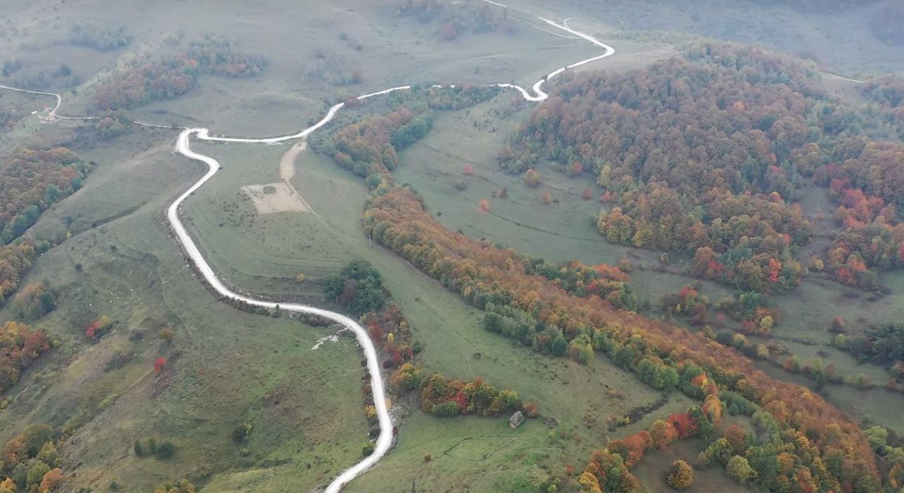FOTO. Lucrări în ritm alert pe Transalpina de Apuseni. Până la sfârșitul anului, un lot de 43 km va fi gata