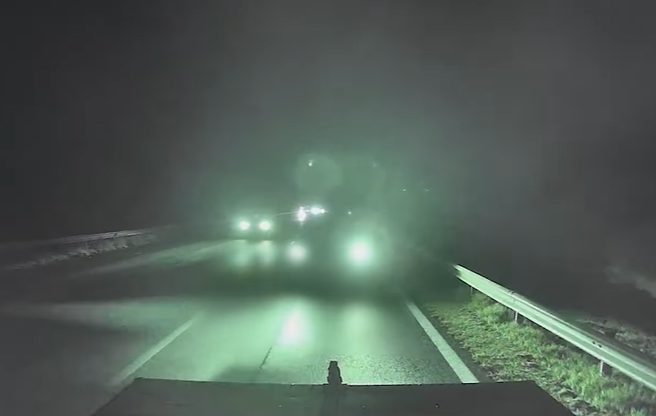 „Amikor a kormány mögé ülsz, döntesz!” – Fékezés nélkül rohant a kamionba egy autós – videó