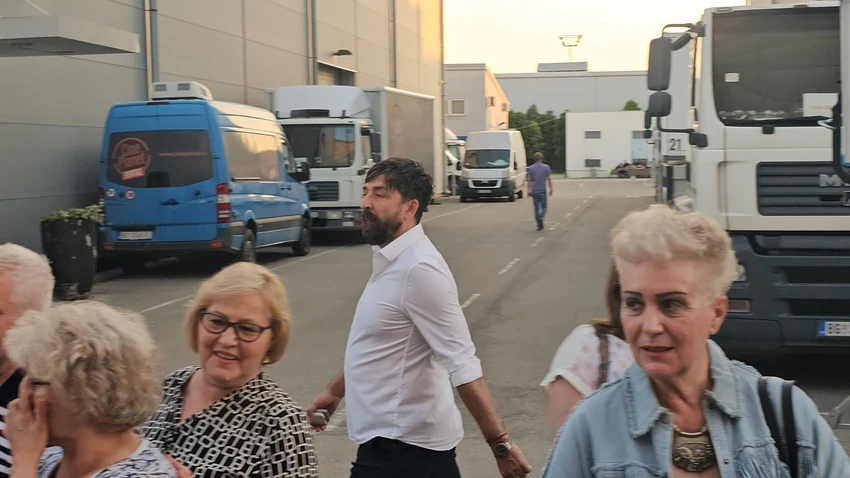 Svi gledaju u stomak Ognjena Amidžića na finalu šoua Farma 8: Stigle i porodice farmera, a neki su u narodnim nošnjama!