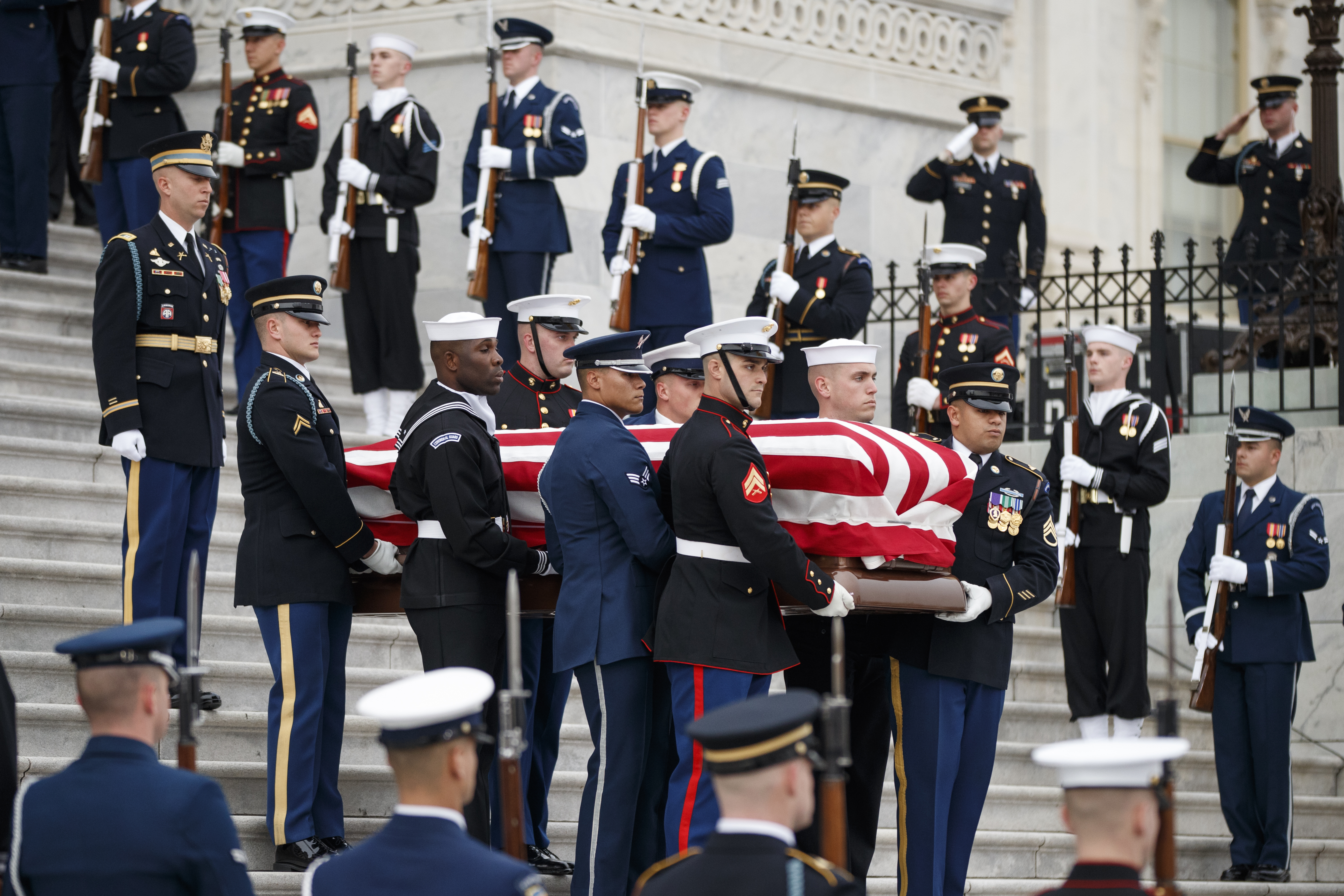 FOTO&VIDEO/ Funeralii de stat pentru George H.W. Bush. Donald Trump și Hillary Clinton s-au ignorat, deși au stat pe același rând