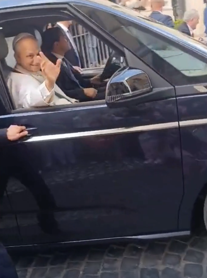 Papa Leon al XIV-lea schimbă tradiția: ce mașină folosește noul Suveran Pontif