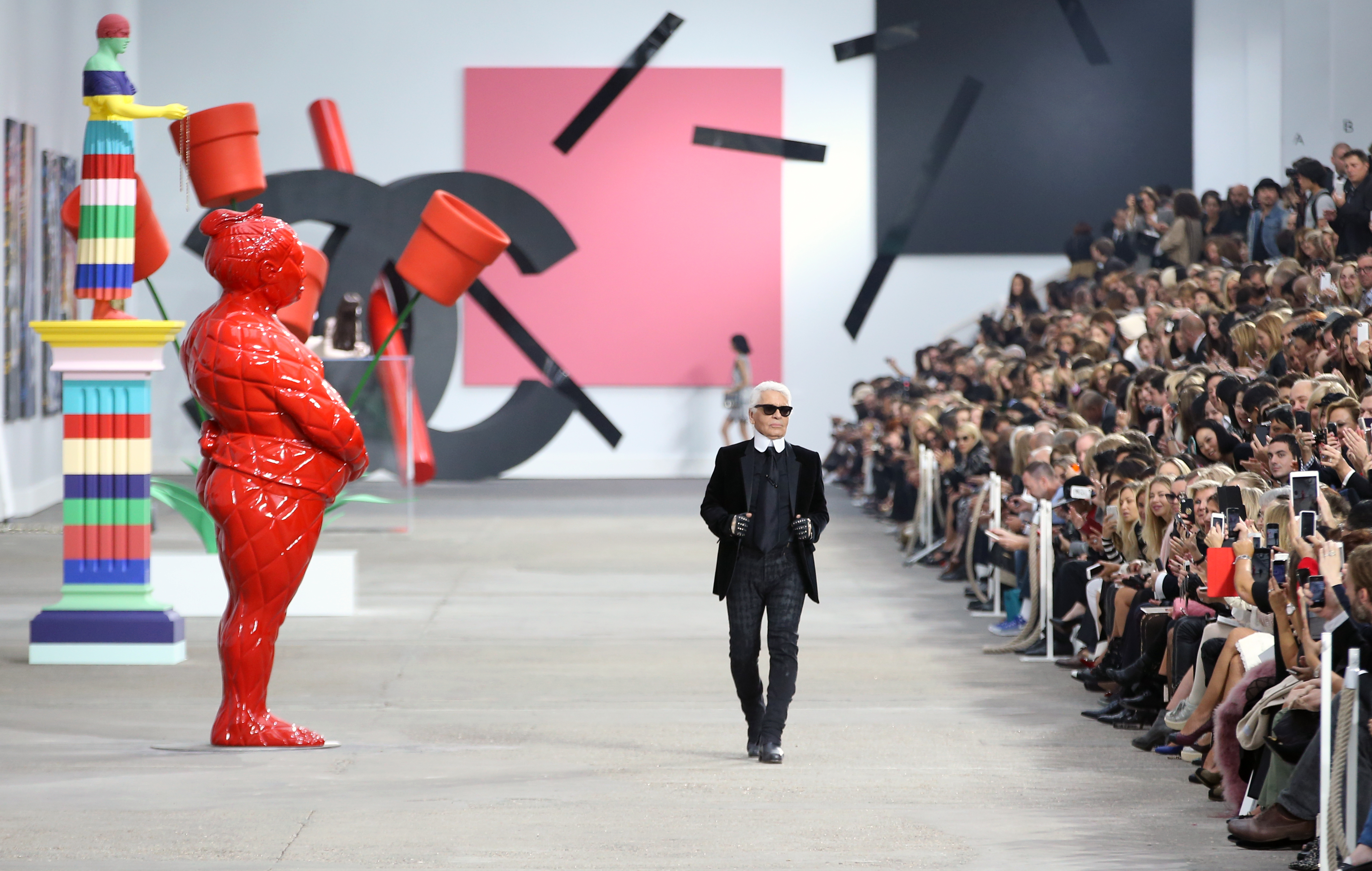 FOTO | Karl Lagerfeld a murit. Designerul casei Chanel s-a stins la 85 de ani