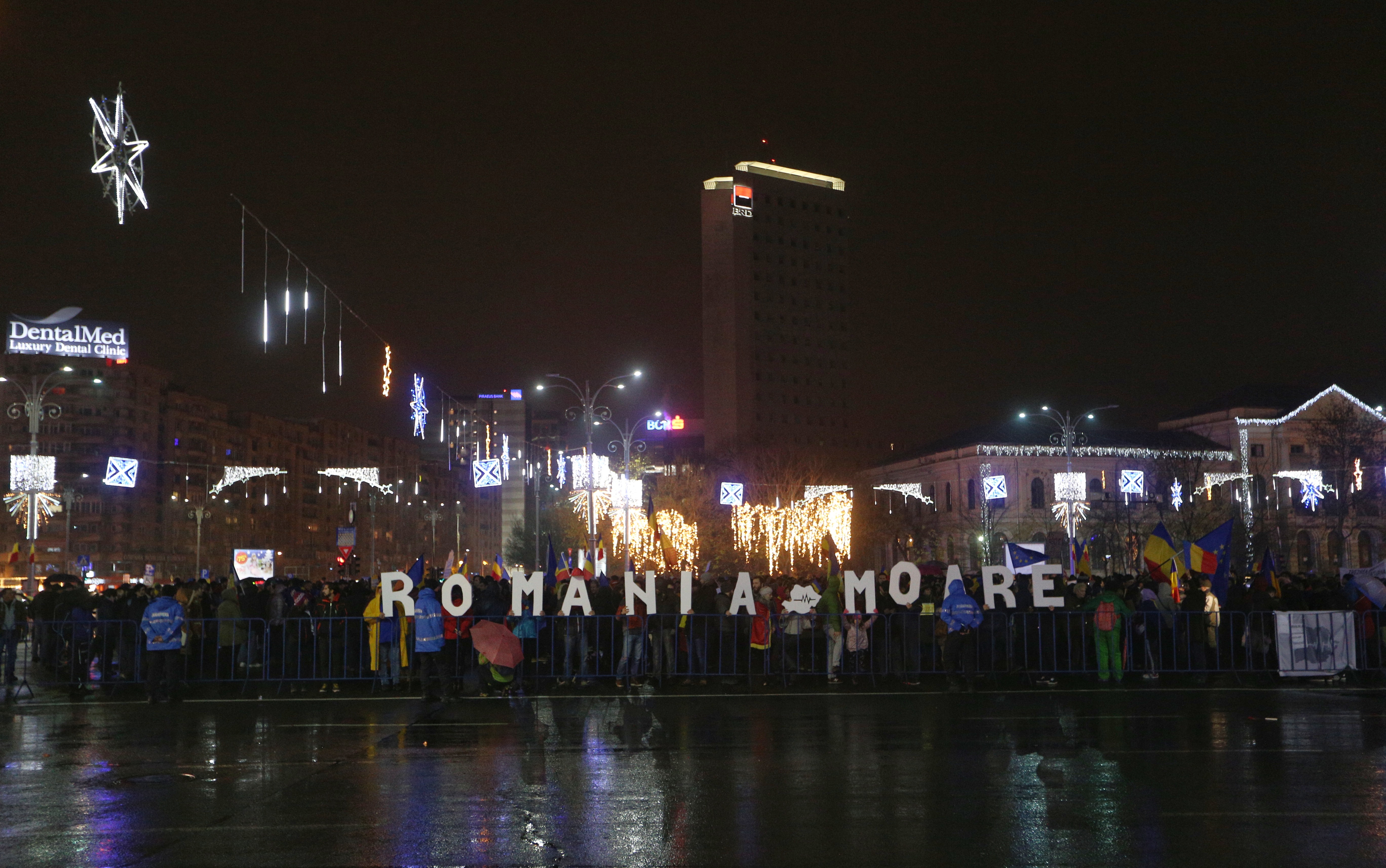 UPDATE. Protest în Piața Victoriei, de 1 Decembrie. Peste 2.000 de oameni s-au adunat la Guvern - VIDEO