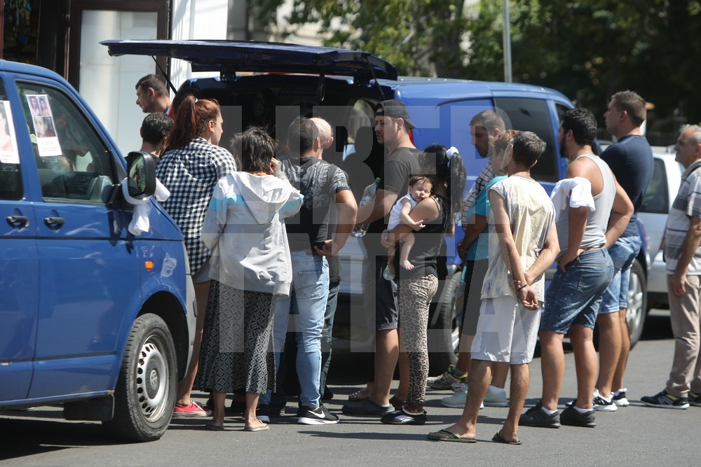 VIDEO. Înmormântarea femeii sinucigașe de la Brănești și a celor trei fetițe. Trupul neînsuflețit al mamei, depus separat la capelă / GALERIE FOTO