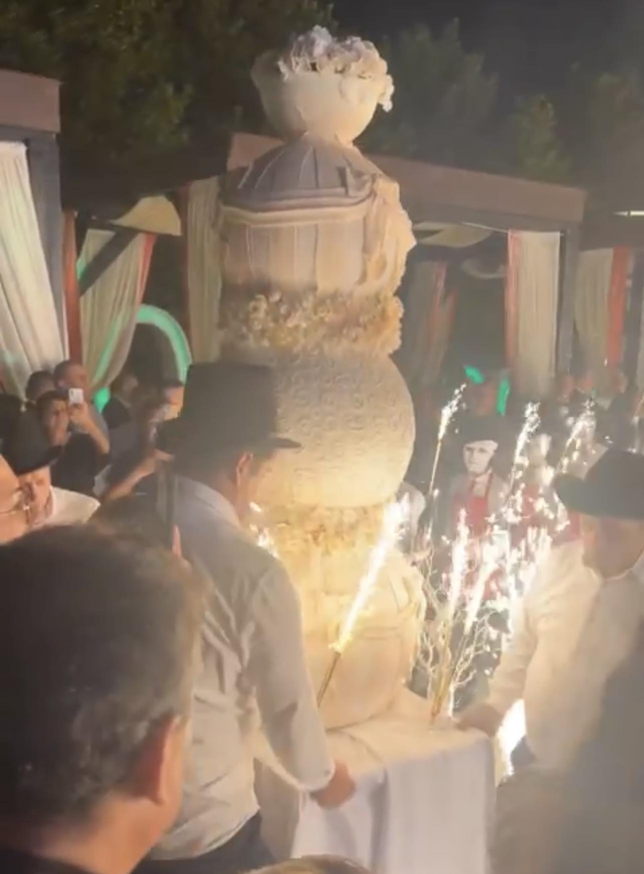 Alin Oprea s-a căsătorit religios cu Medana. Imagini de la nunta ca-n filme a solistului de la Talisman