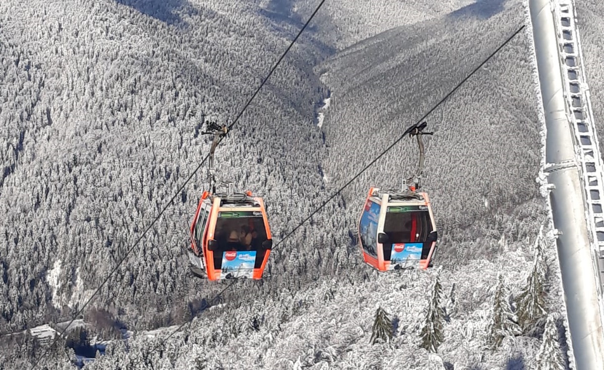 FOTO/ Pârtiile de pe Valea Prahovei au fost arhipline în primele zile ale noului an. La Azuga, încep taberele de schi pentru copii