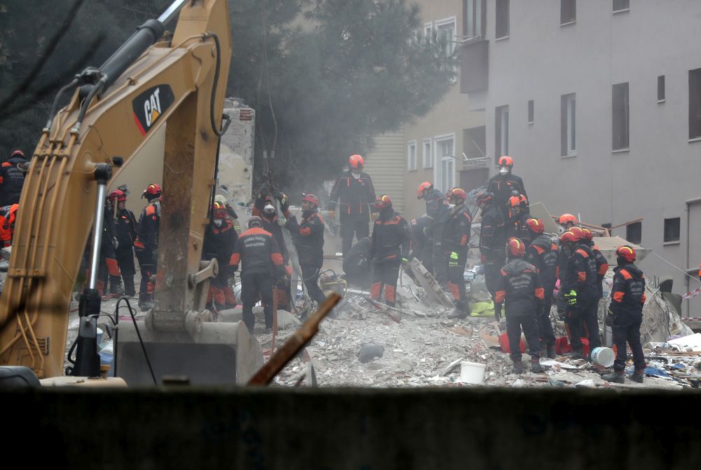 Coșmar după ce un bloc s-a prăbușit în Istanbul. Cel puțin 10 oameni au murit. Momentul tragediei a fost filmat / FOTO&VIDEO