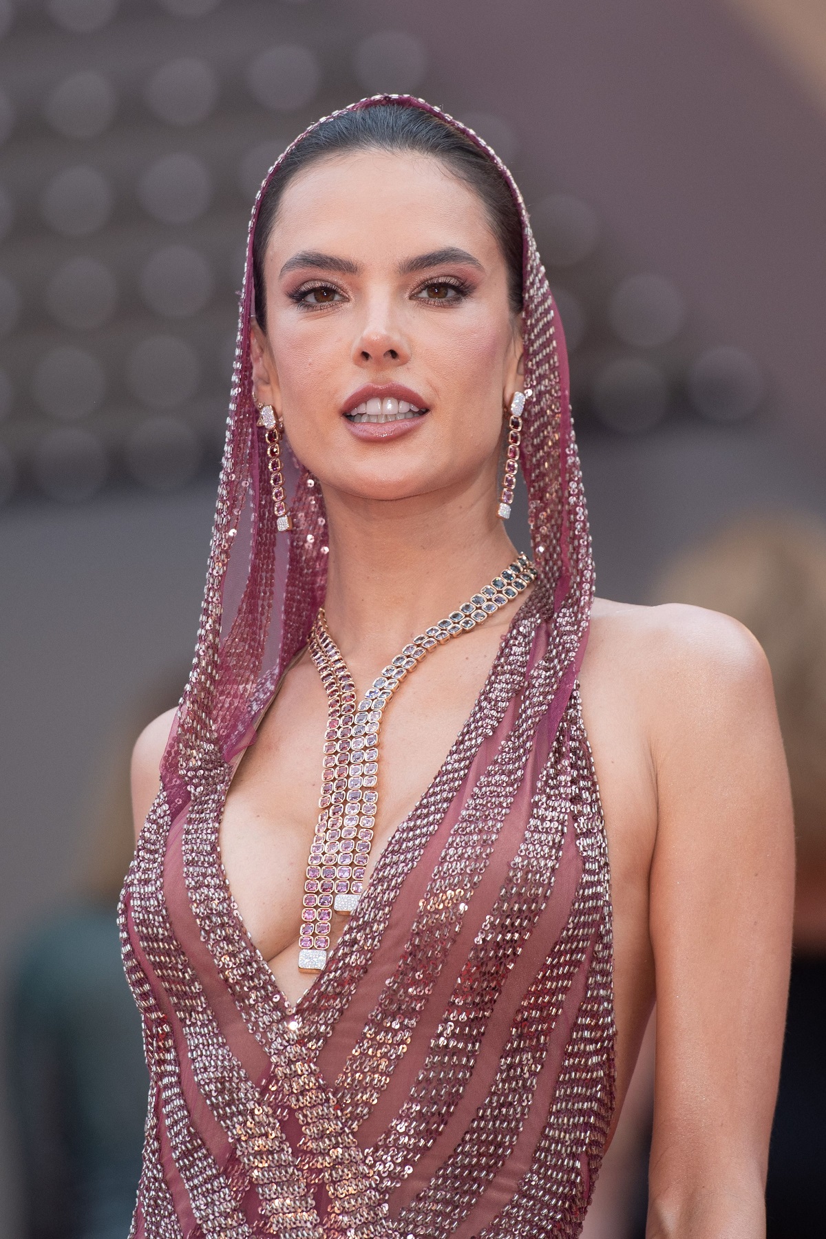 A comis-o la Cannes 2023. Fotomodelul a purtat o rochie mult prea decoltată pe covorul roșu