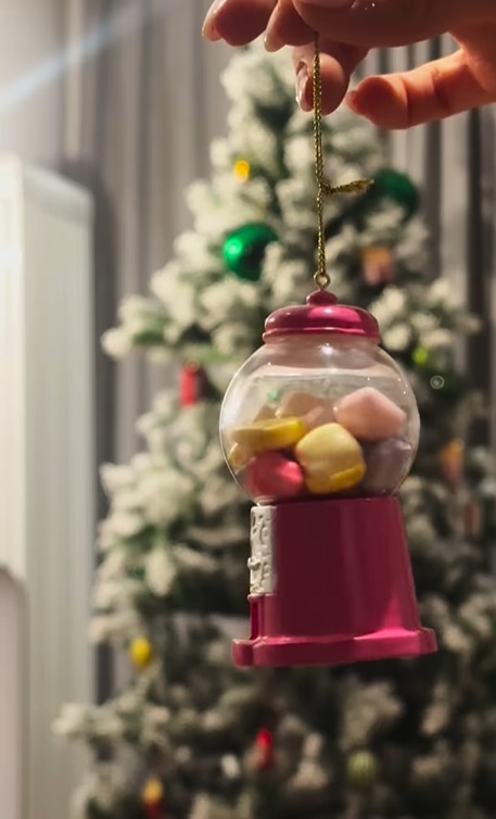 Imagini din sufrageria Alexiei Eram, decorată de Crăciun. Cât costă globurile în formă de cartofi prăjiți, muștar și ketchup pe care le-a pus în brad