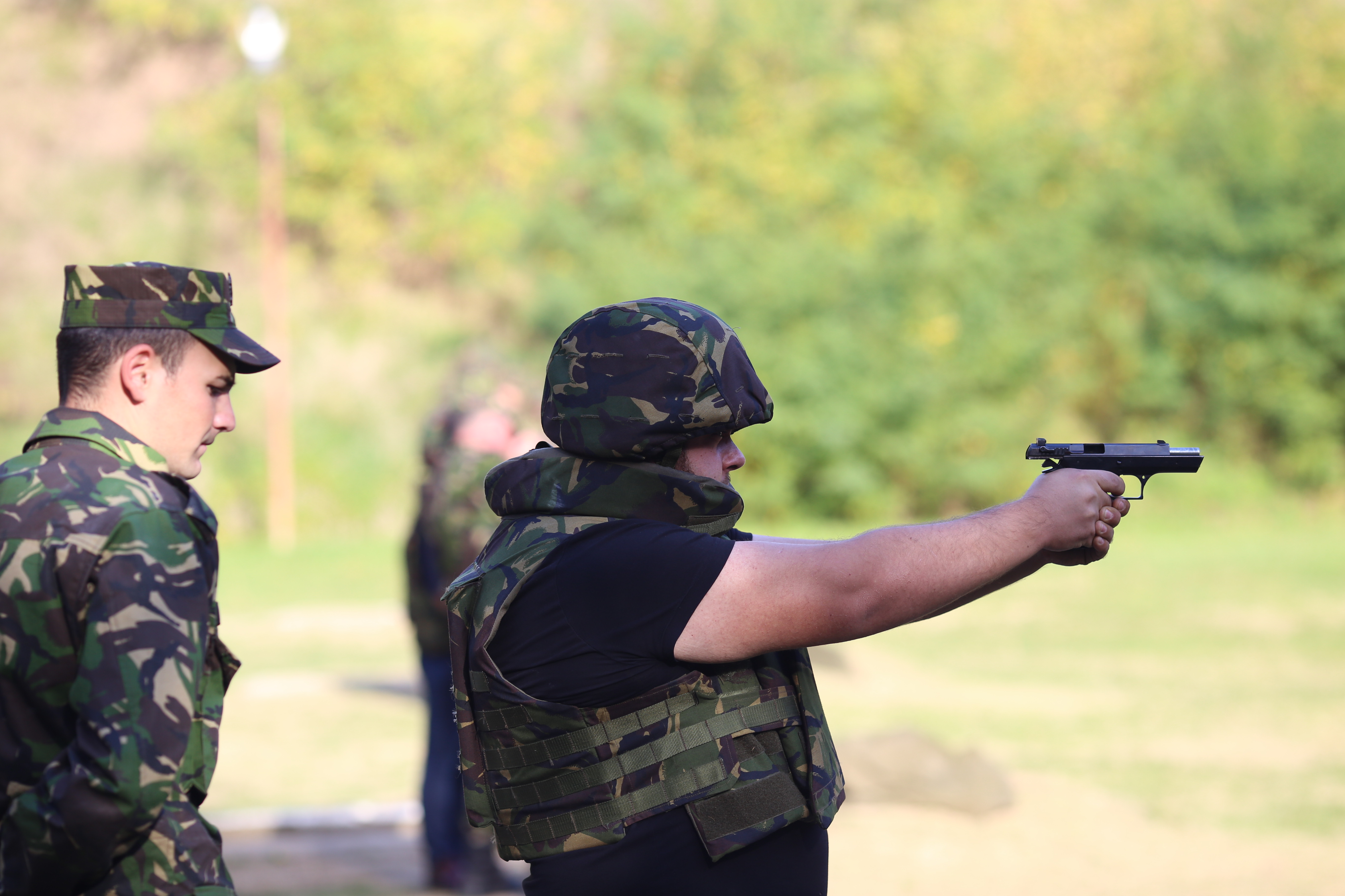 VIDEO | Reportaj cu arma-n mână. Am testat mitraliera NATO și pistolul pentru luptă urbană
