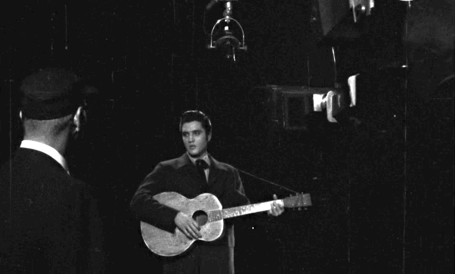 Imagini video necunoscute cu Elvis Presley, apărute după aproape 70 de ani. Filmare din 1956, când a înregistrat o melodie celebră