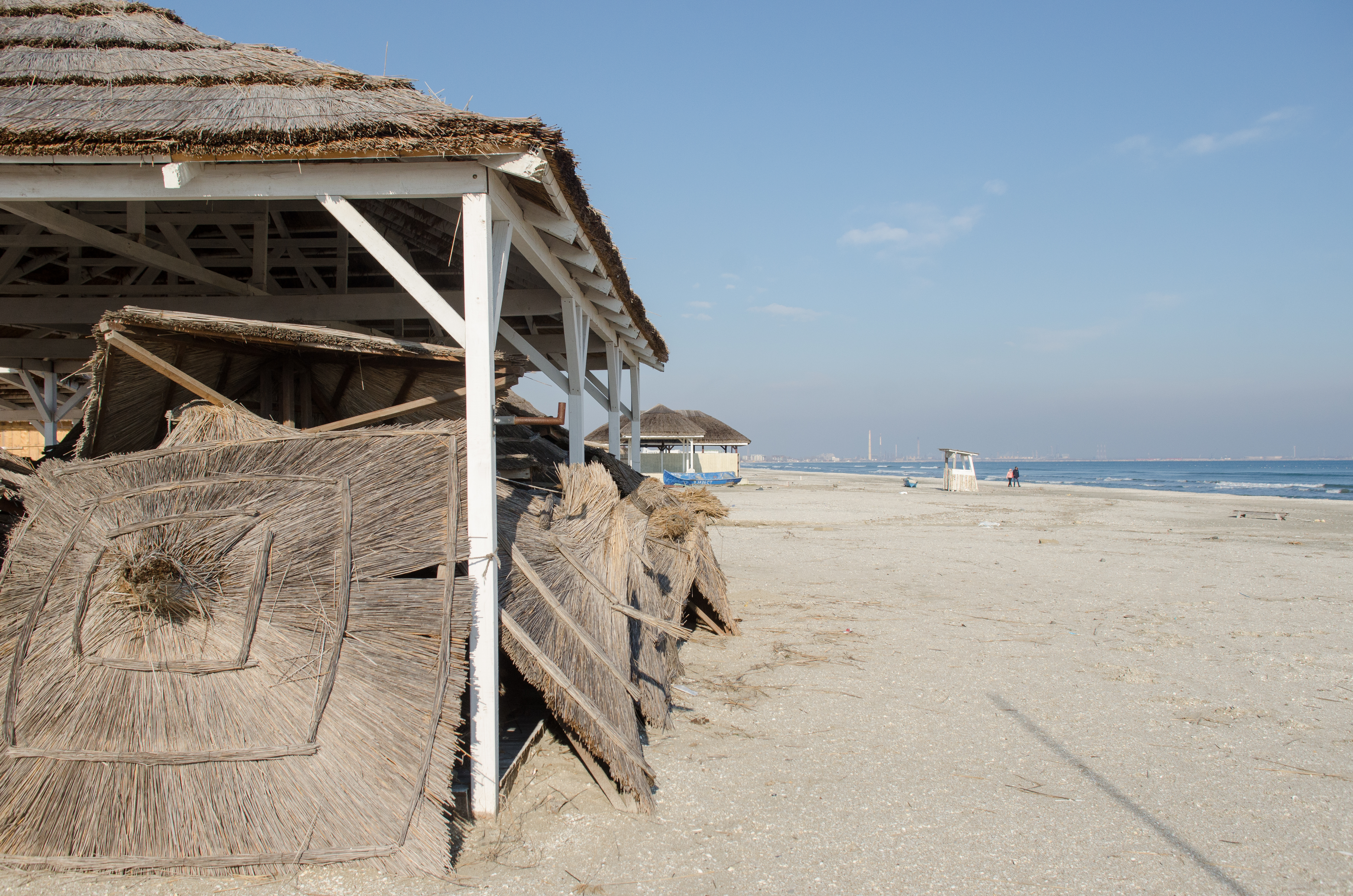 GALERIE FOTO/Ultima zi din an la malul mării. Plaja din Mamaia pe 31 decembrie, la 10 grade Celsius