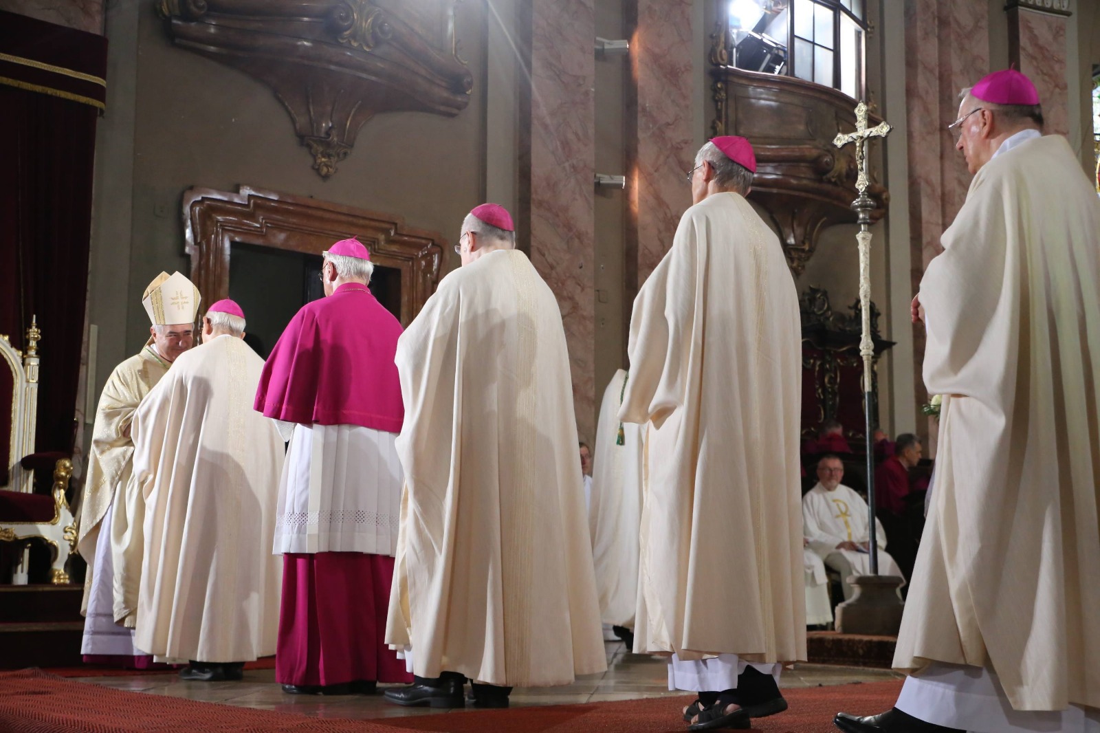 FOTO/ Ceremonie impresionantă în Piața Unirii din Timișoara. A fost instalat noul episcop romano-catolic