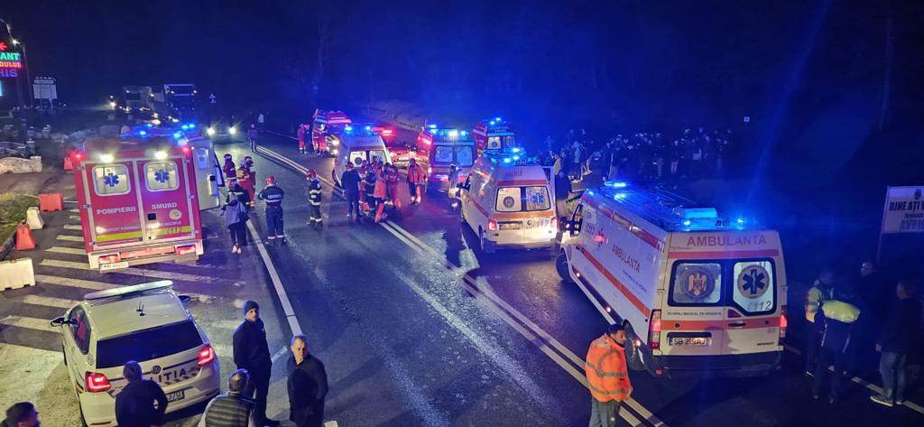 Grav accident rutier în Sibiu. Două autocare în care se aflau 90 de persoane, dintre care 84 de copii, s-au ciocnit. 33 dintre ei, duși la spital