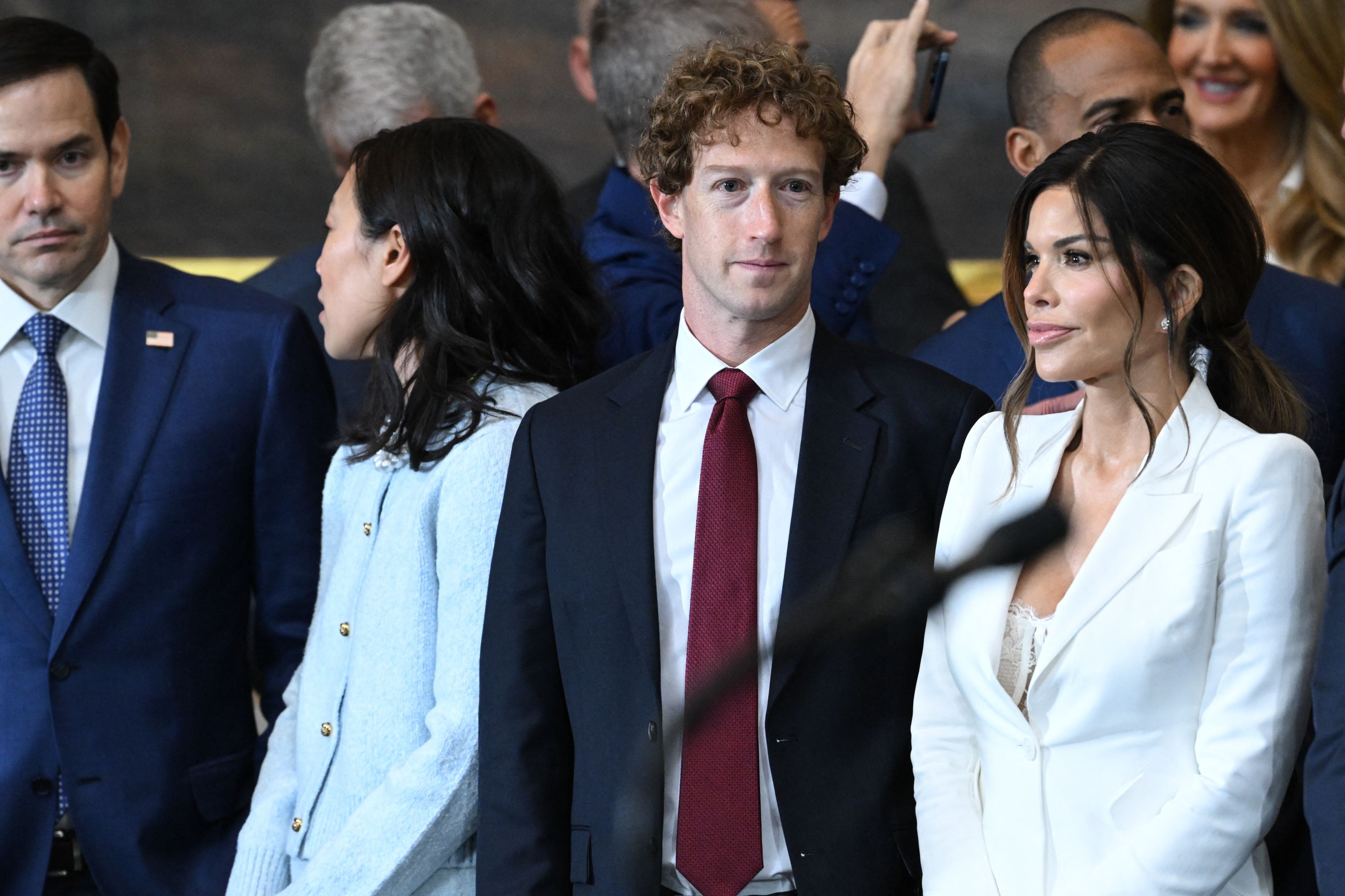 Maurice Munteanu, atac la Melania Trump și logodnica lui Bezos, în decolteul căreia s-a uitat Zuckerberg: „Vulgaritate copleșitoare”